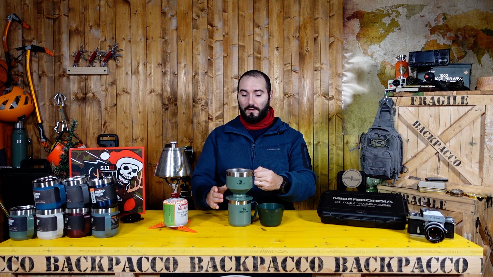 copertina del video dove paolo di backpacco spiega come si prepara il caffè con lo stanley perfect-brew e la tazza termica camp mug