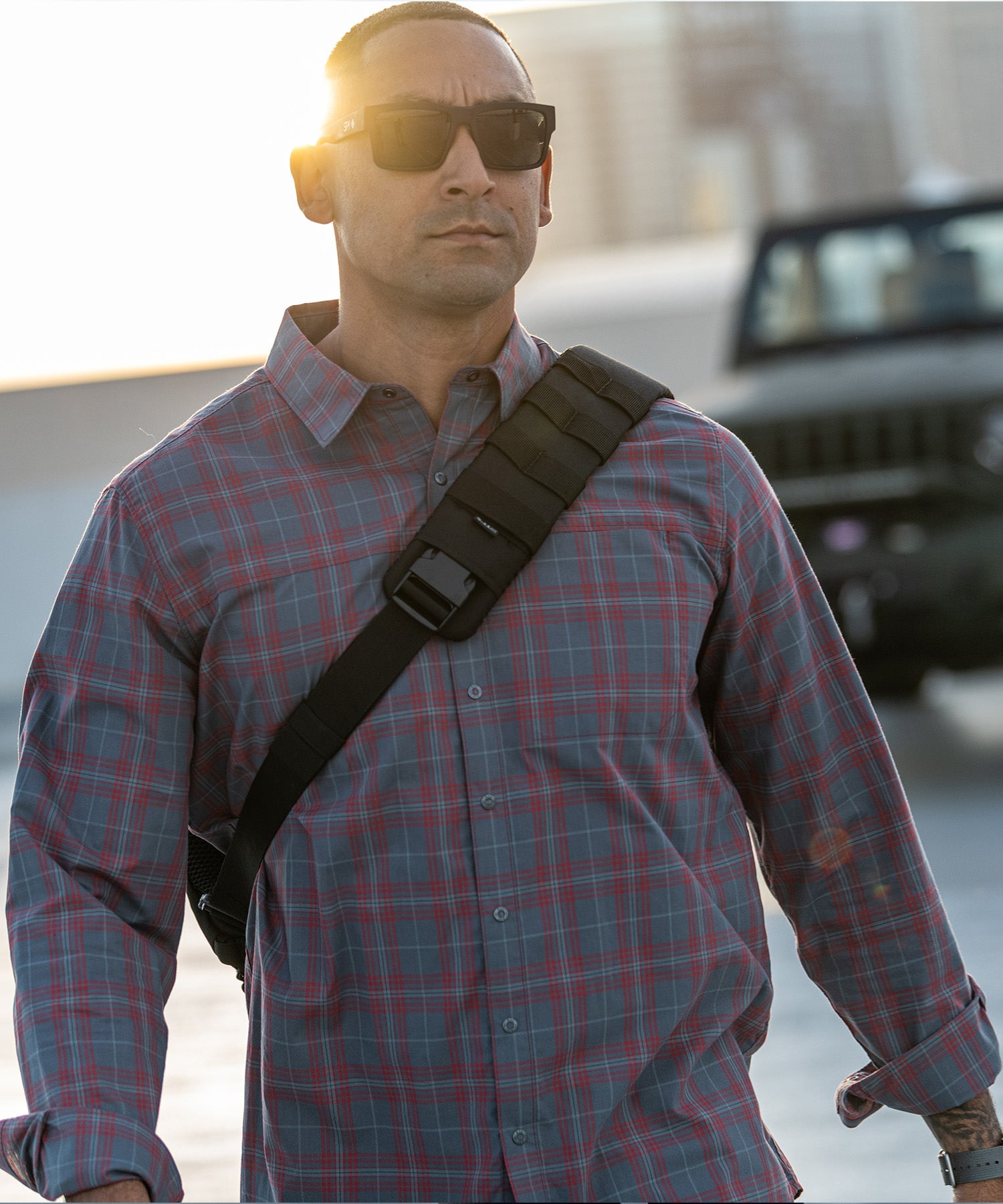 operatore lascia il fuoristrada con il suo sling pack nero di 5.11 tactical
