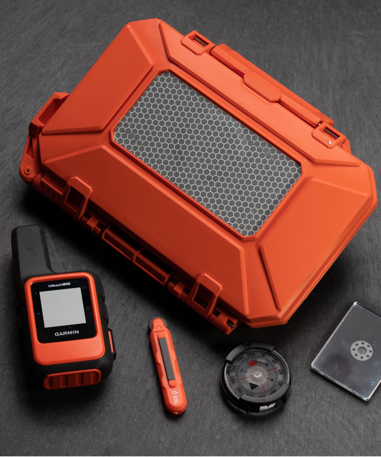 Thyrm DarkVault arancione con dotazione di sopravvivenza