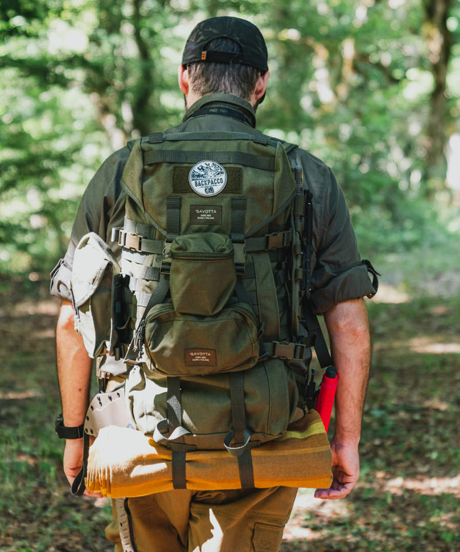 paolo di backpacco con lo zaino savotta e le tasche montate
