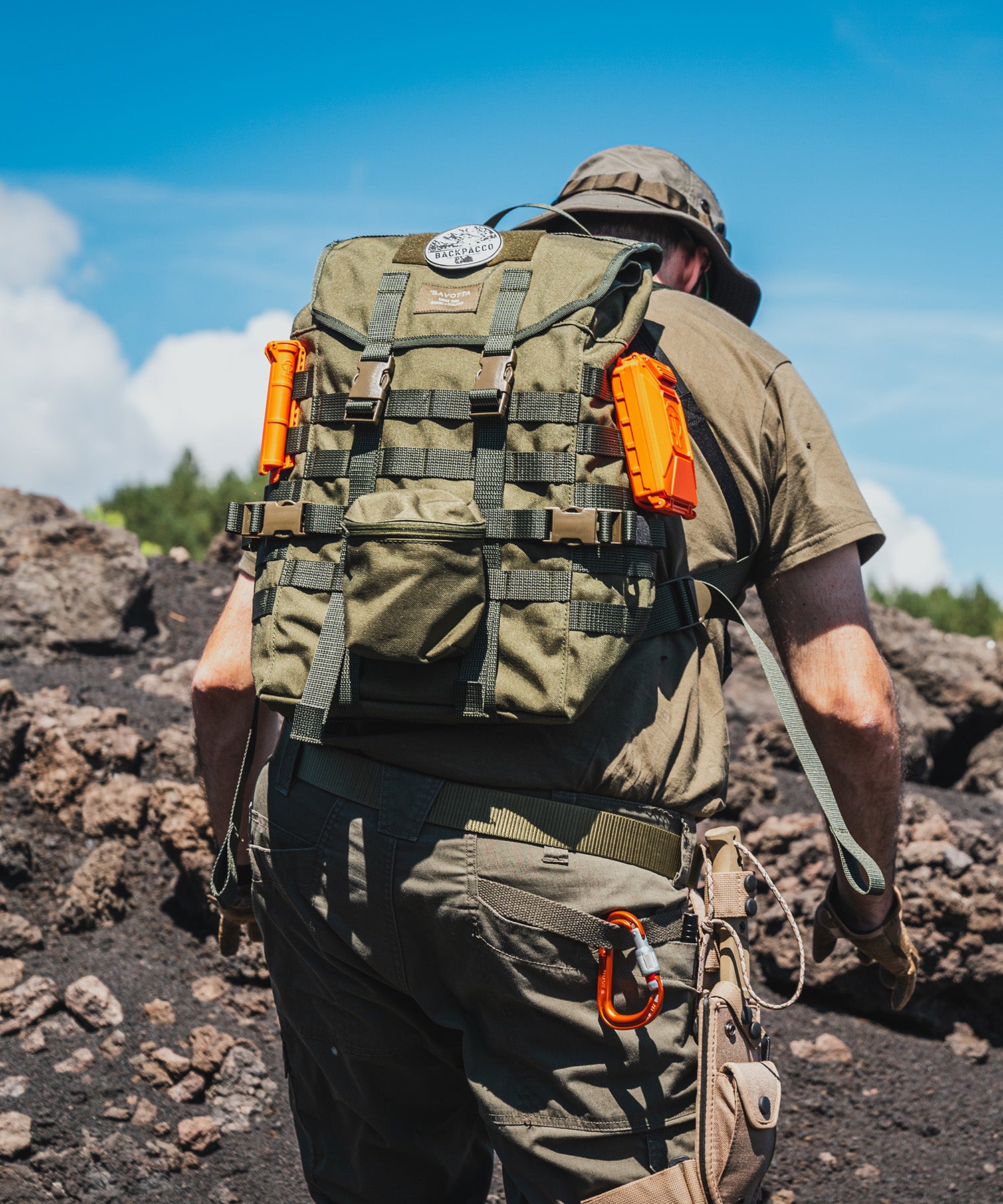 paolo di backpacco esplora l'etna con il suo Savotta e il cell vault 5m di thyrm agganciato al MOLLE