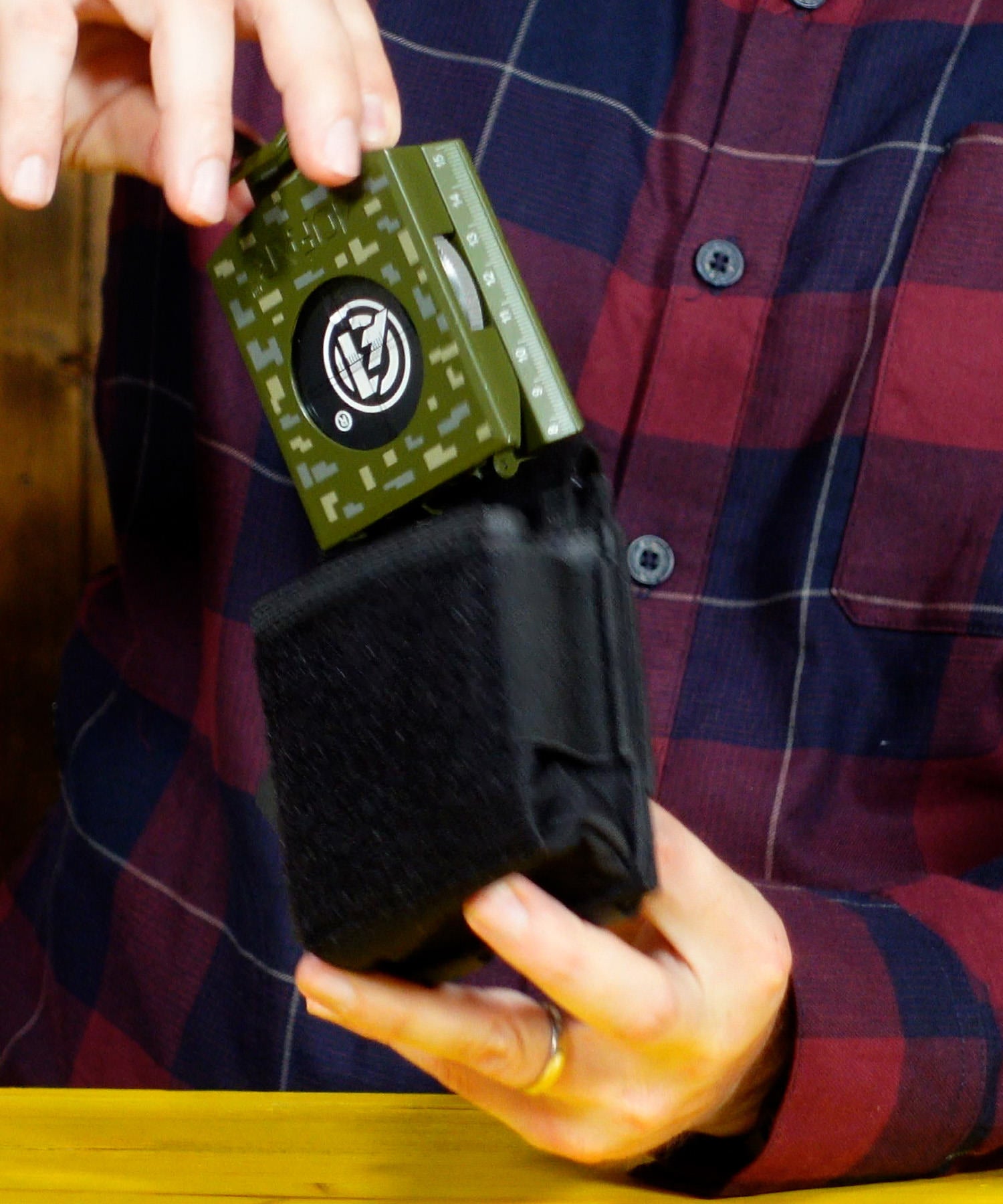 paolo di backpacco estrae una bussola militare dalla flex cuff pouch di 5.11