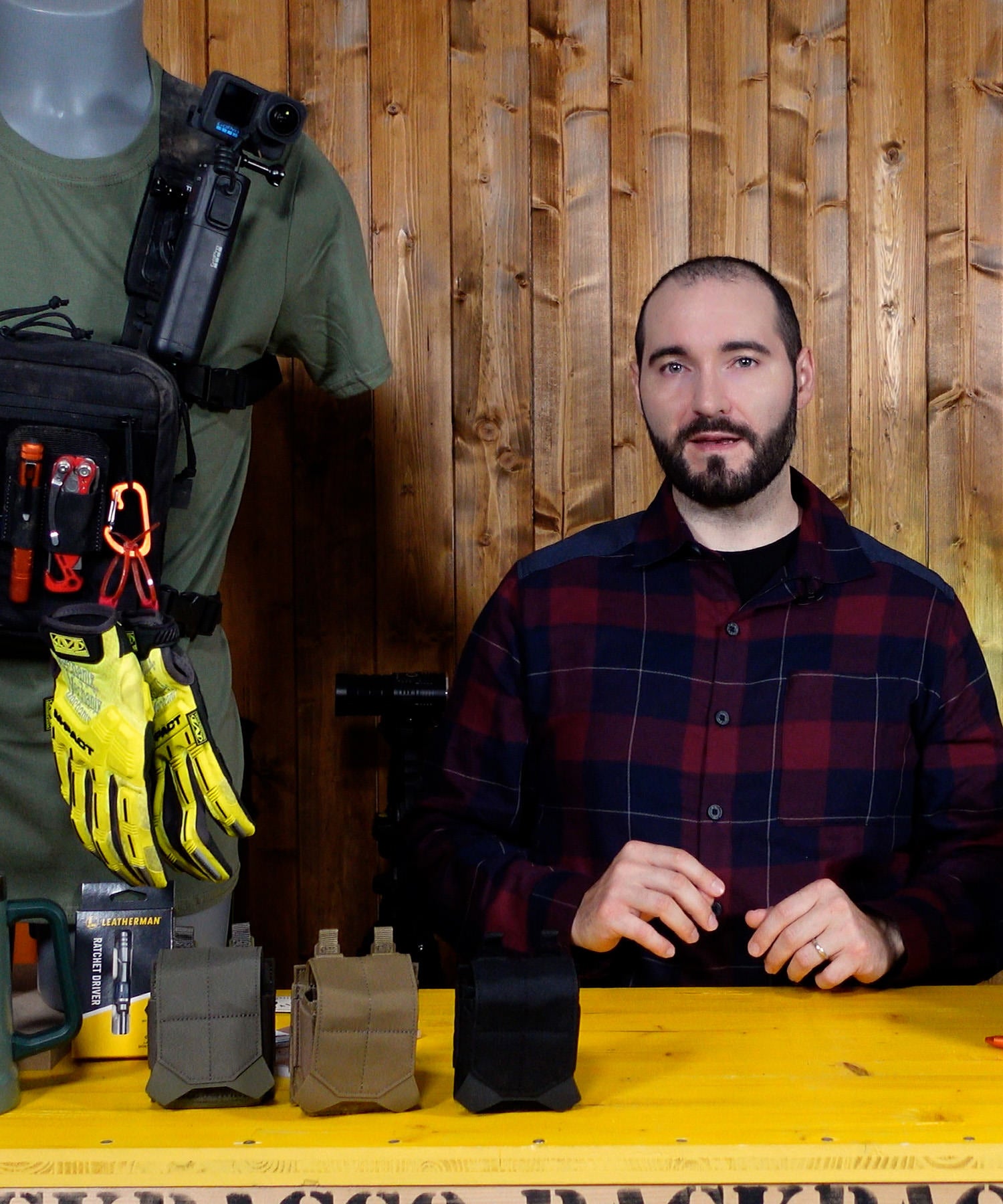 paolo di backpacco mostra le flex cuff pouch di 5.11