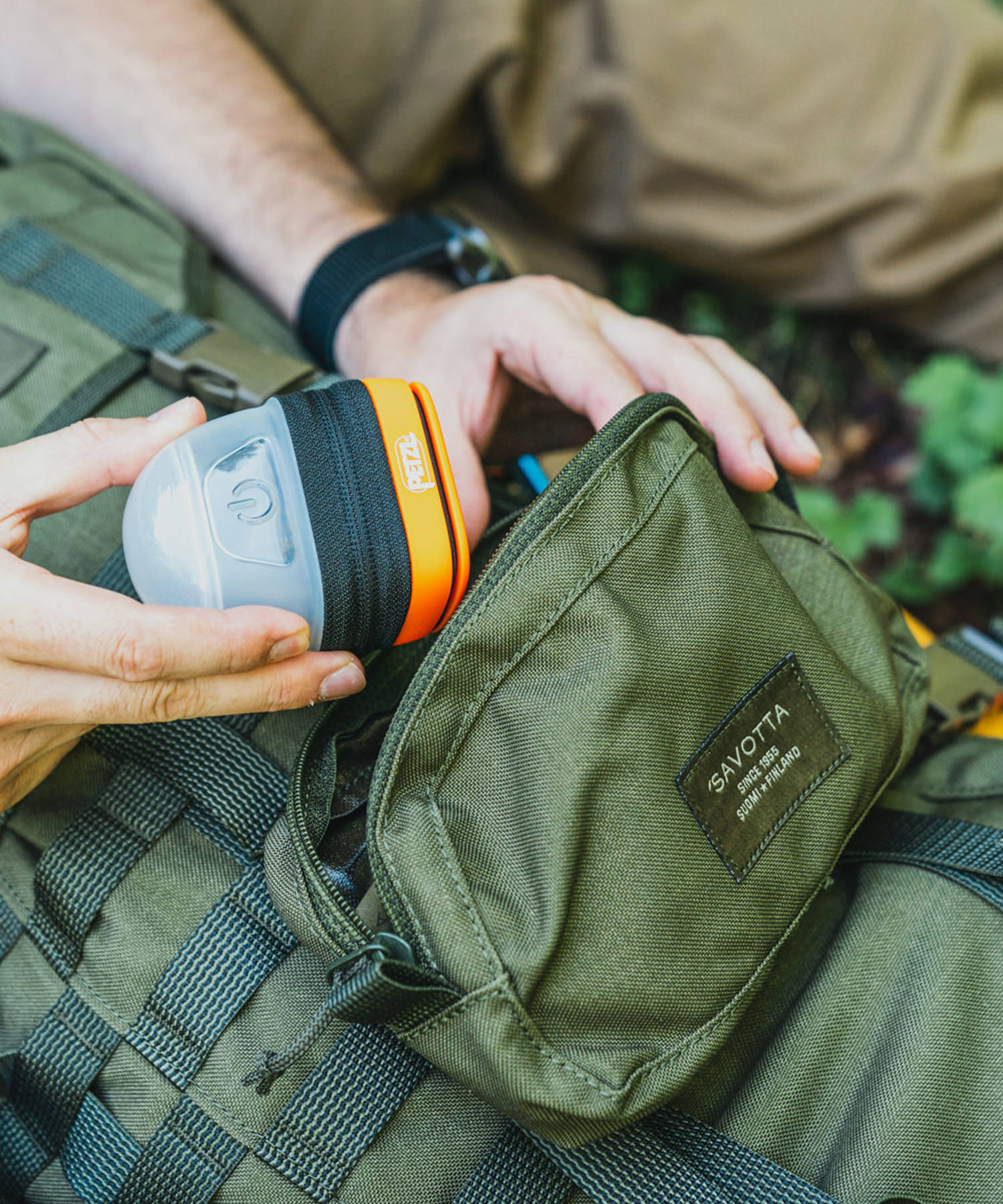 paolo di backpacco sistema la torcia petzl nella horizzontal pouch di savotta