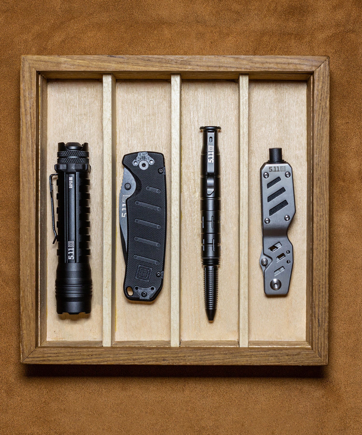 penna tattica Vlad di 5.11 in cassetto EDC con altri accessori