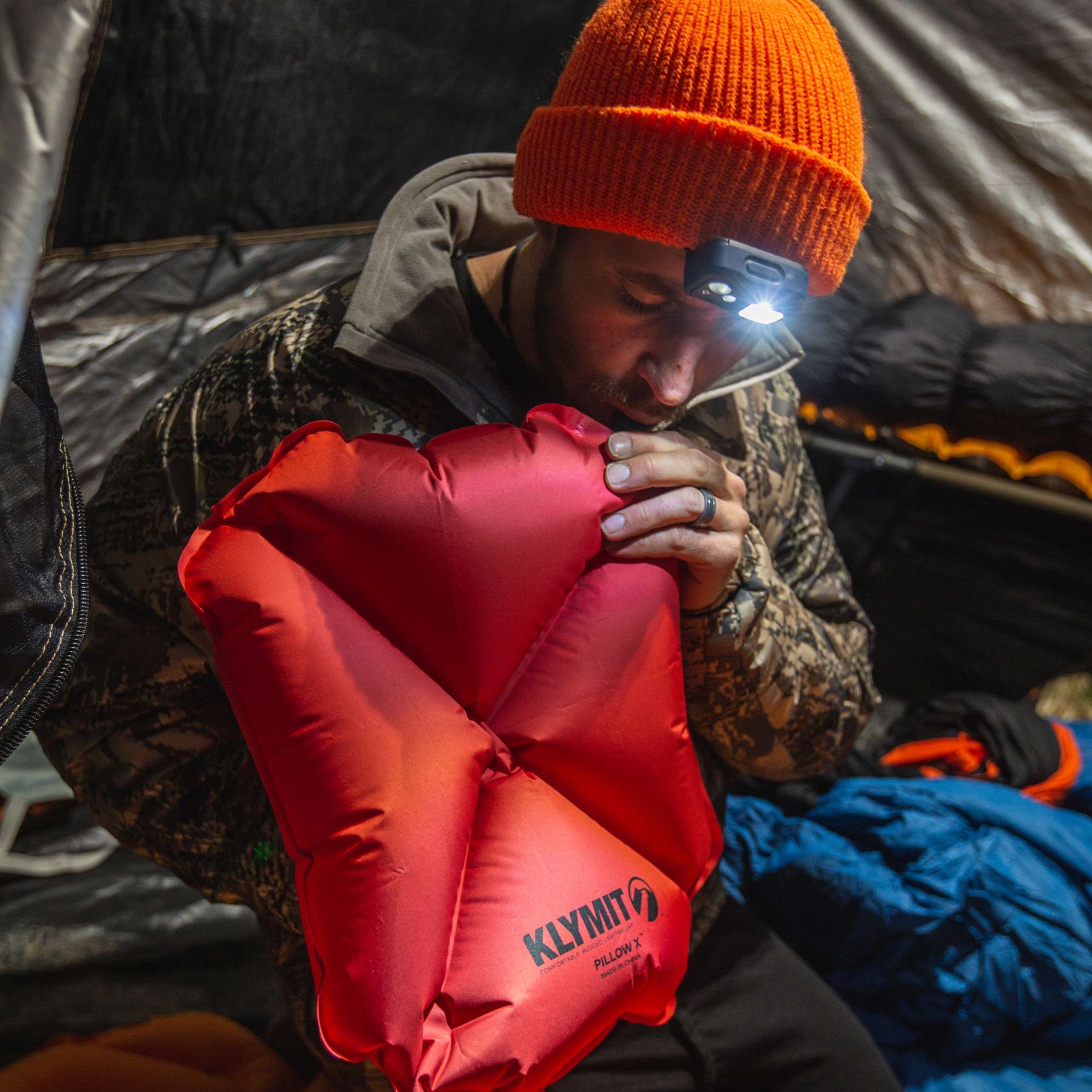 ESCURSIONISTA CHE HA GONFIATO IL SUO CUSCINO KLYMIT PILLOW X ROSSO