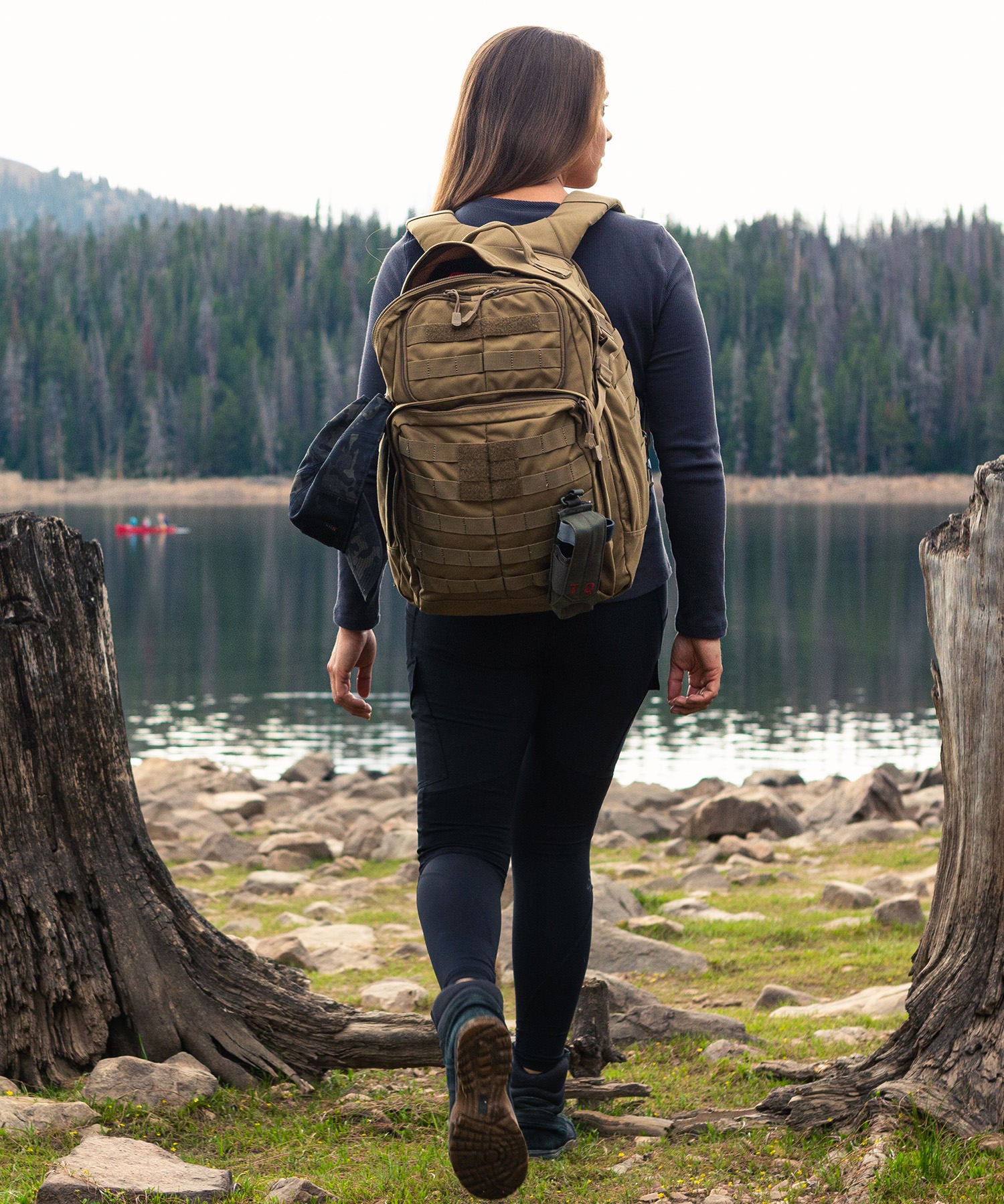 ragazza passeggia al lago con rush24 2.0 kangaroo