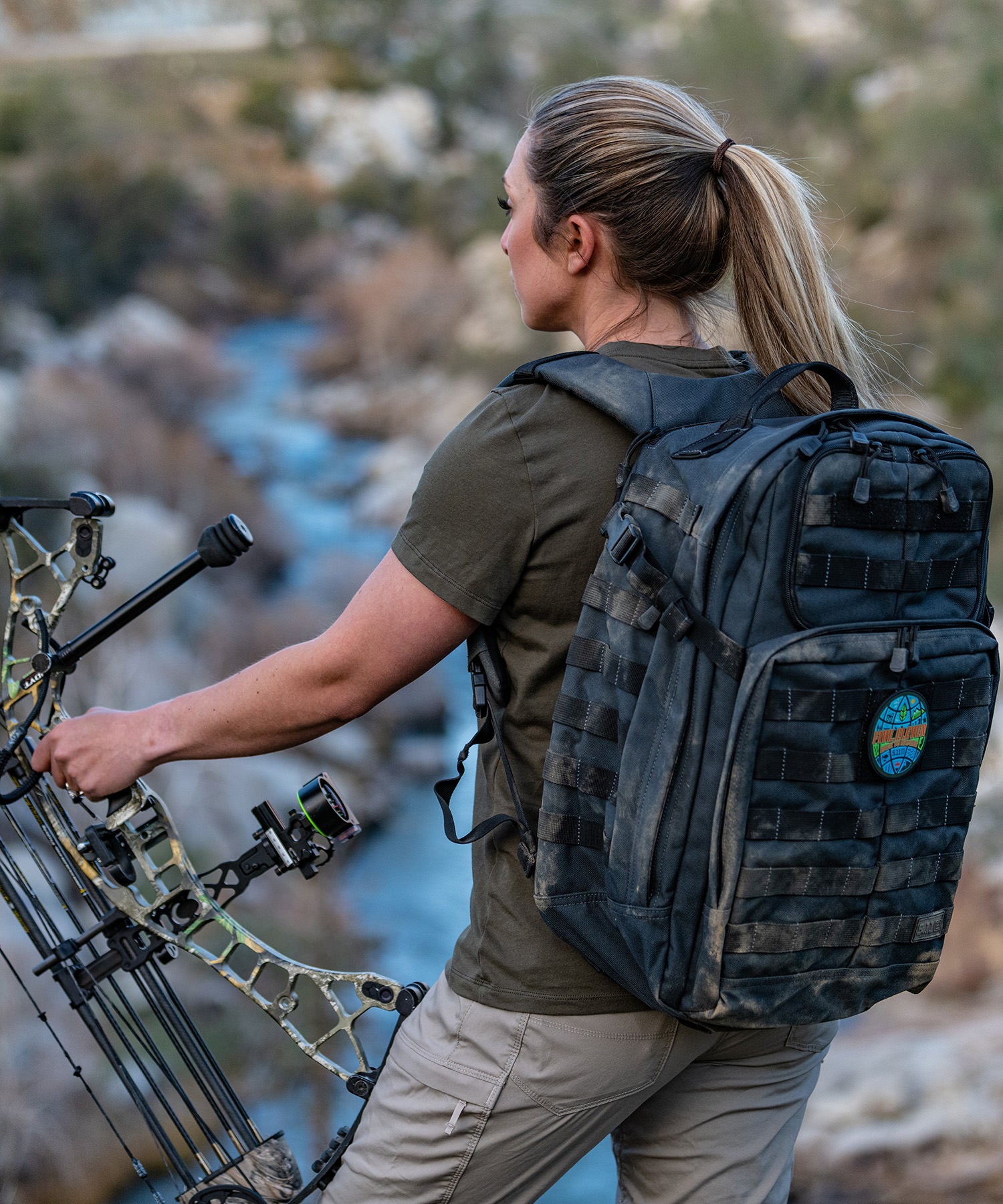 ragazza tende arco con zaino rush 24 in spalla