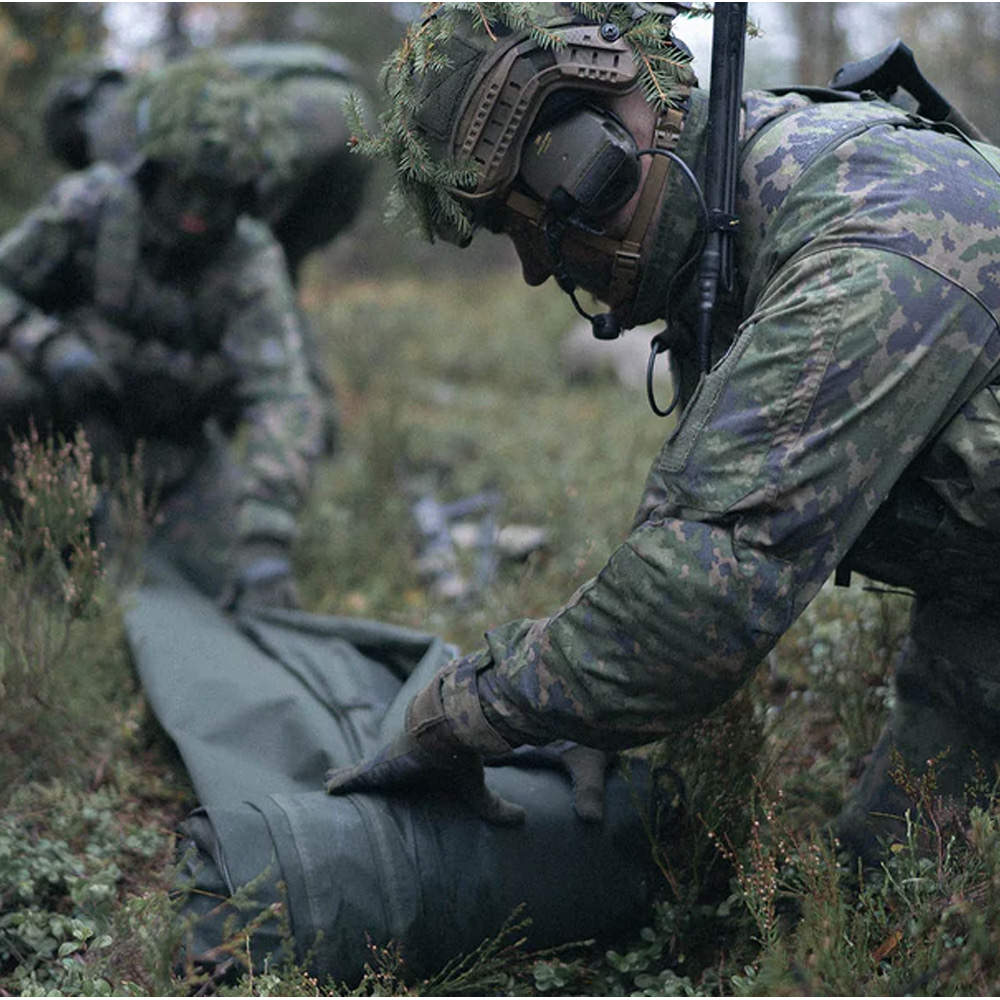 soldati ripiegano una tenda savotta