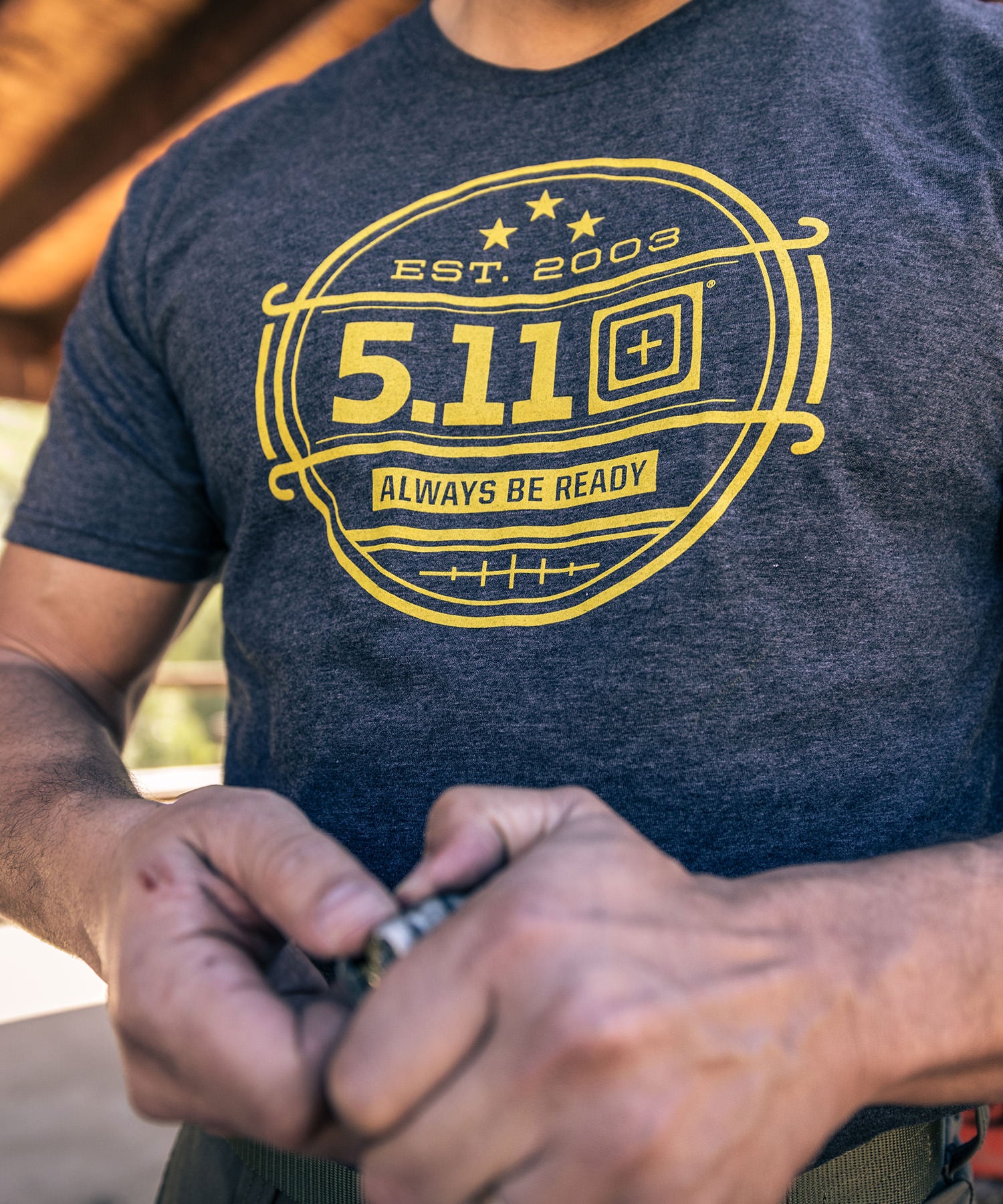 t-shirt 5.11 tactical al poligono mentre ricarico serbatoio pistola
