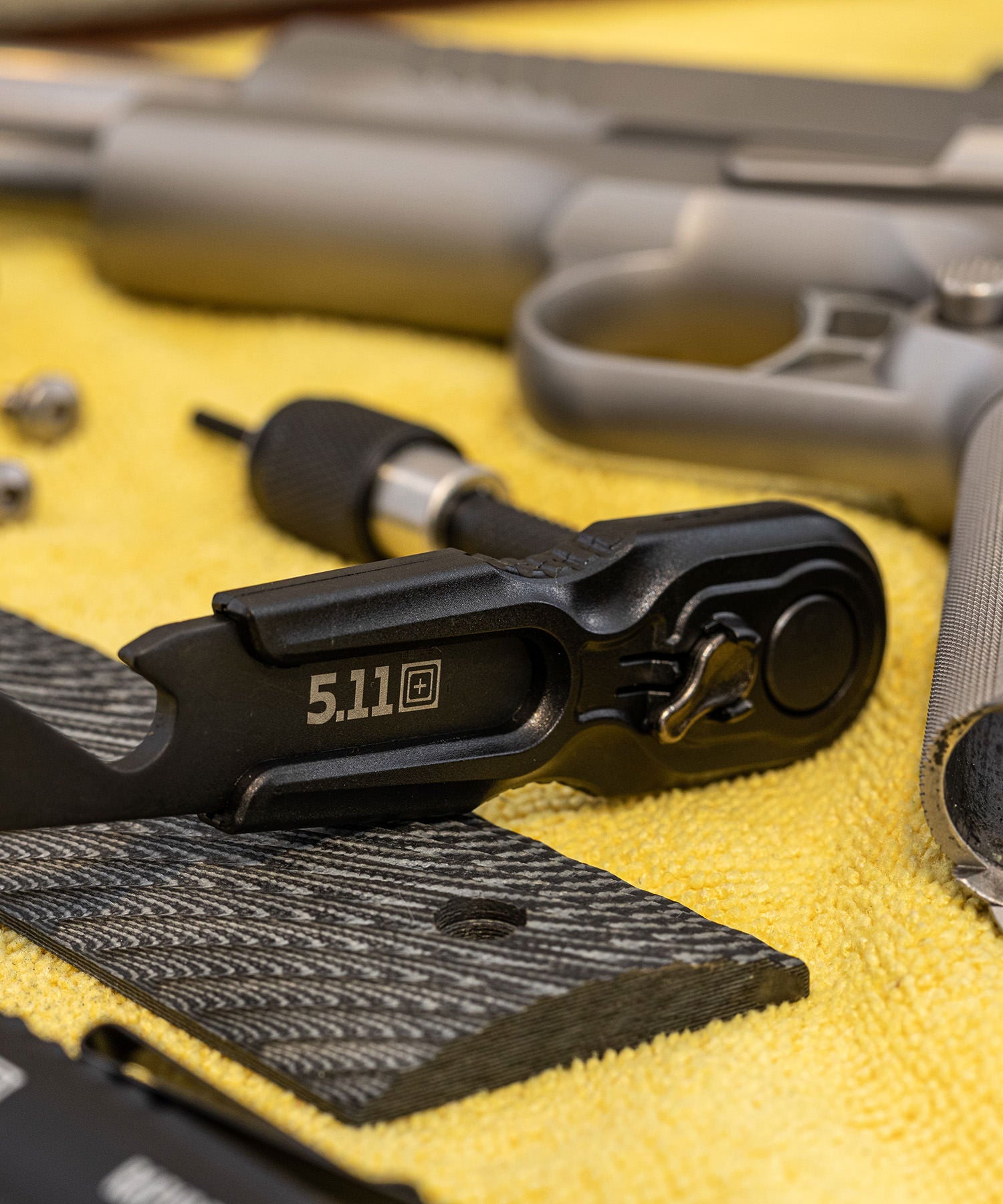 tko di 5.11 tactical durante manutenzione della pistola con vite torx