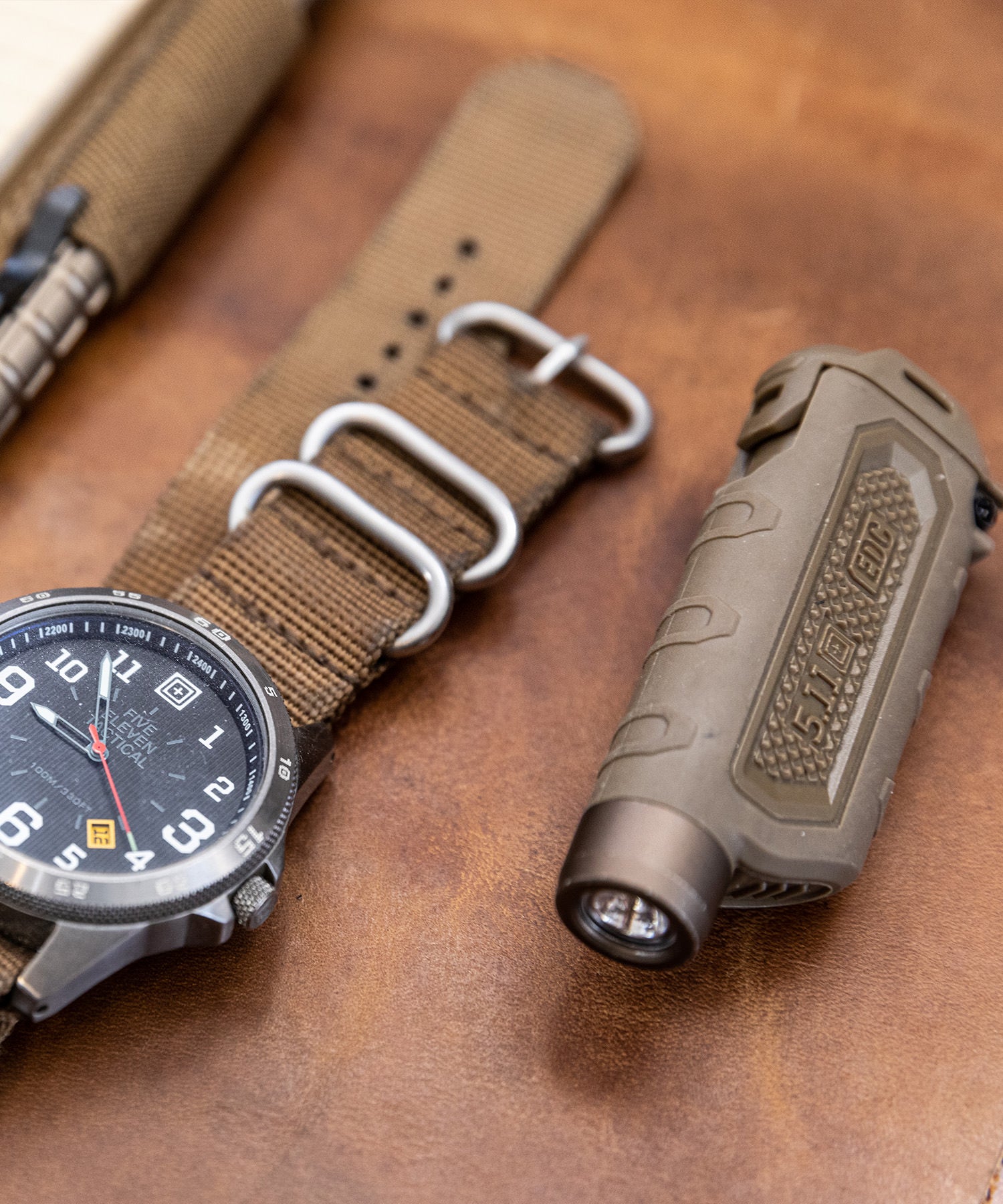 torcia edc 2aaa di 5.11 kangaroo e nera