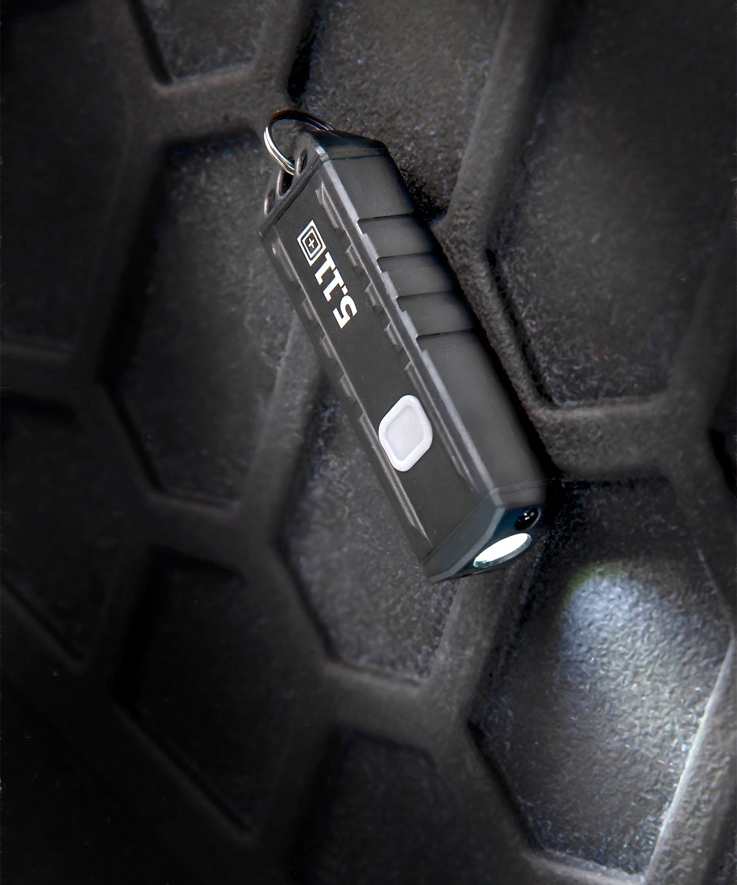 torcia ricaricabile 5.11 tactical EDT K-usb su tappetino officina