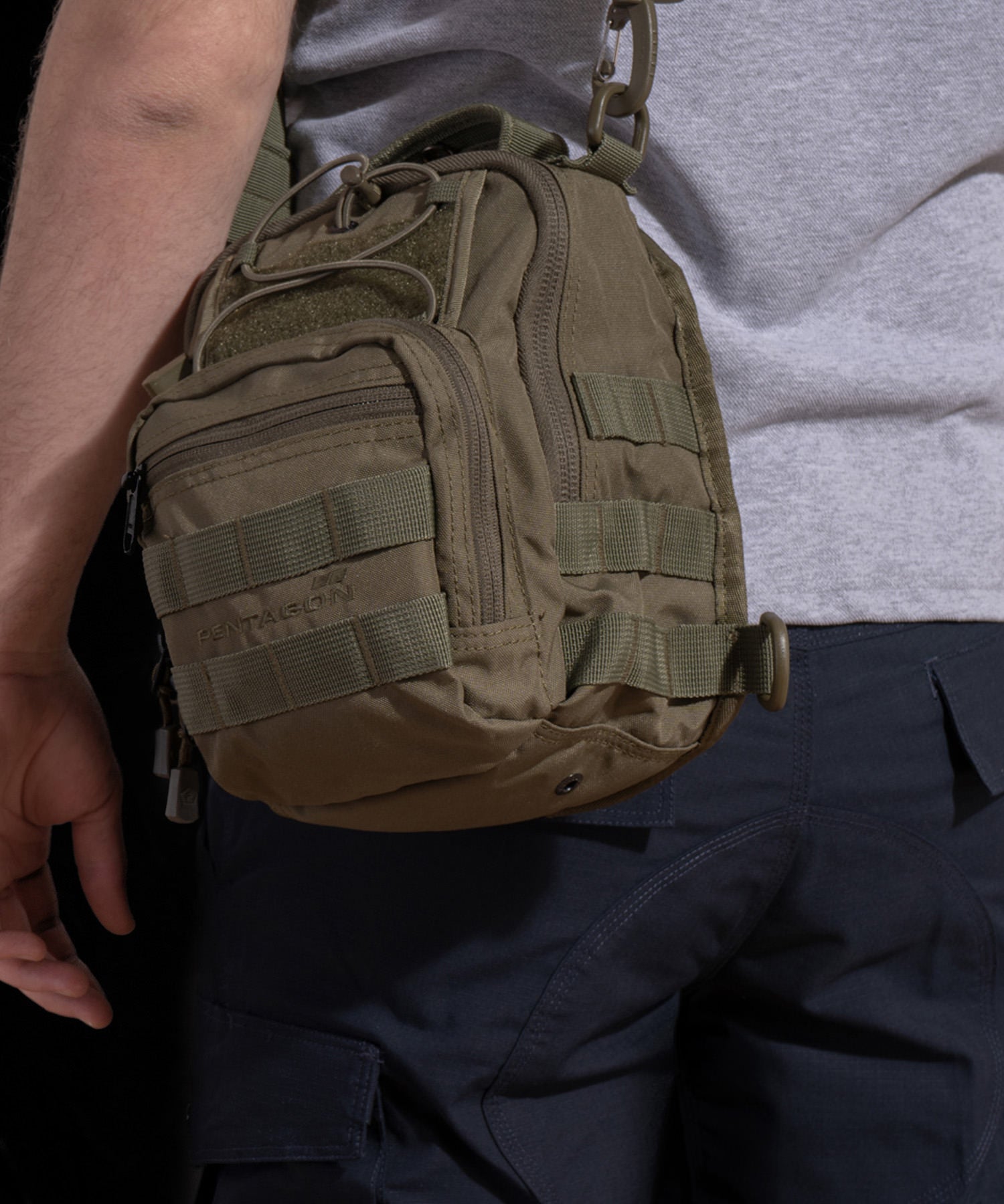 universal chest bag 2.0 di Pentagon Coyote indossata a tracolla