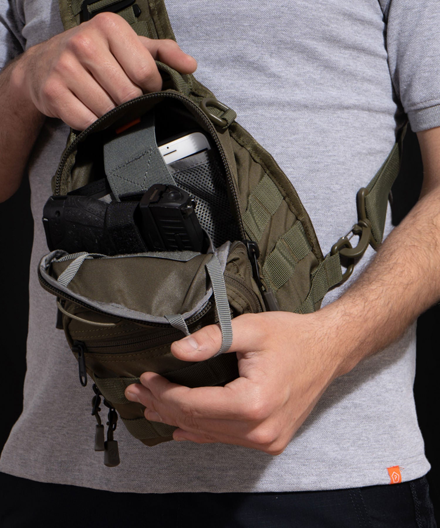 universal chest bag 2.0 di Pentagon aperta con pistola