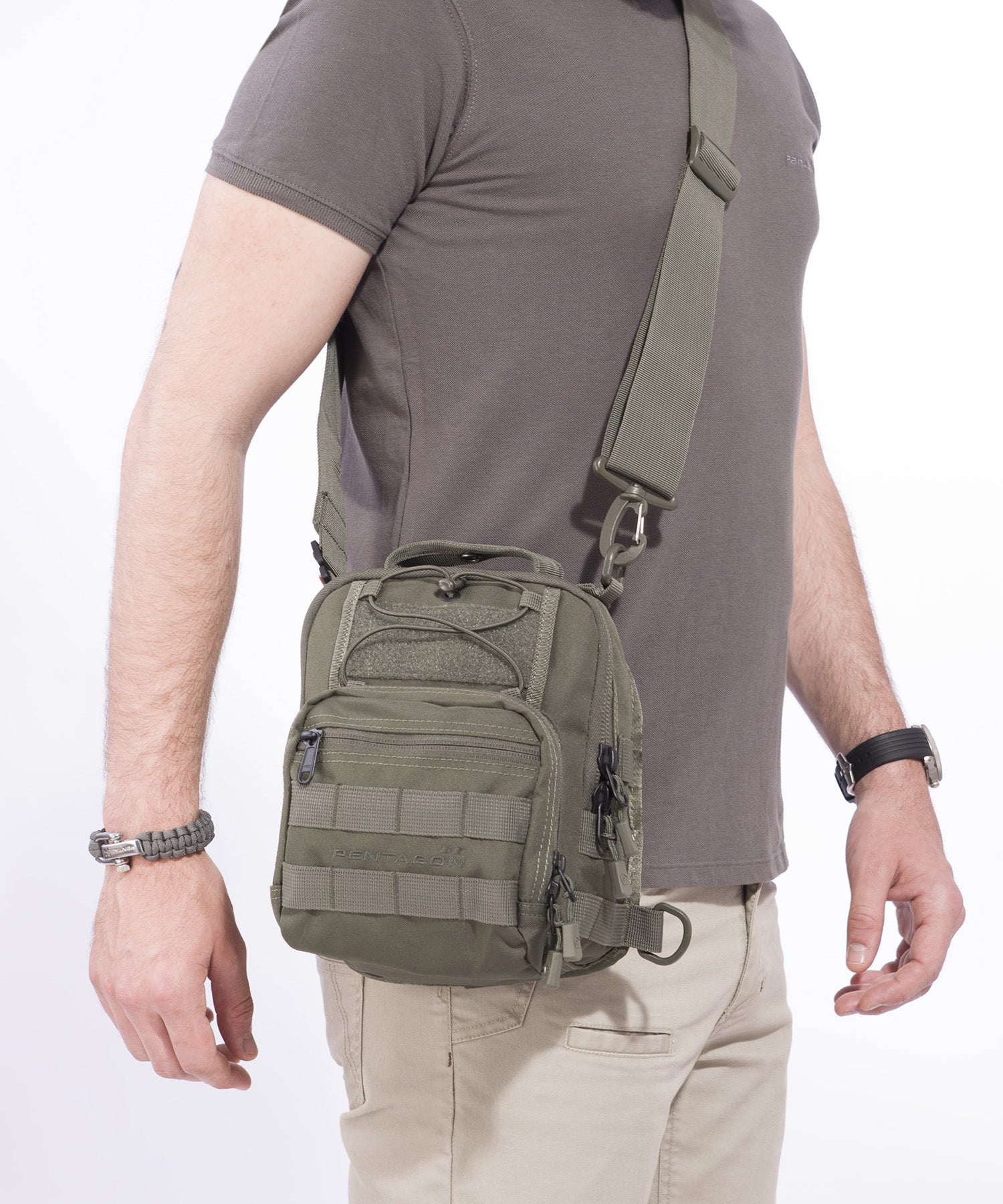 universal chest bag 2.0 di Pentagon indossata a tracolla