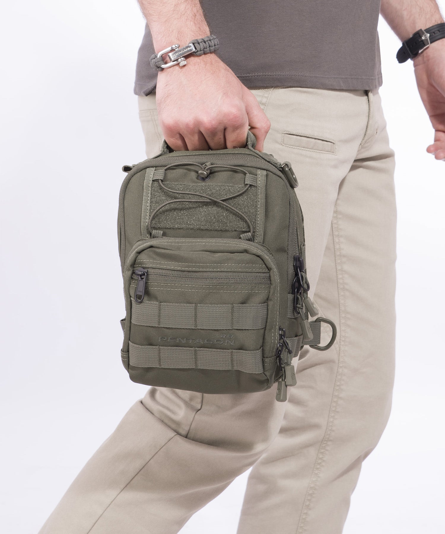 universal chest bag 2.0 di Pentagon indossata portata in mano