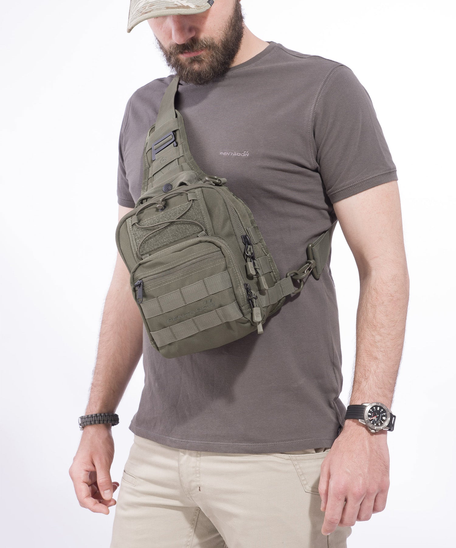 universal chest bag 2.0 di Pentagon indossata sul petto