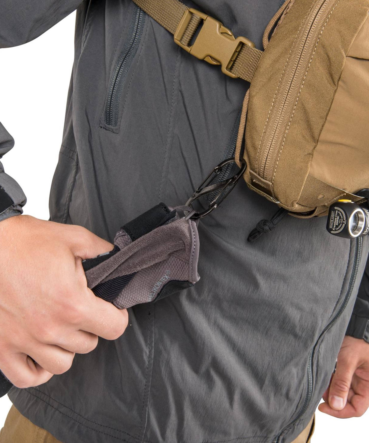 uomo aggancia i guanti su un chest pack numbat di helikon-tex con un moschettone