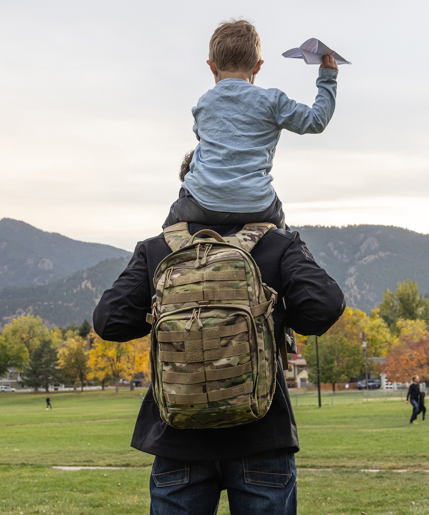 uomo con figlio sulle spalle che gioca e rush12 multicam