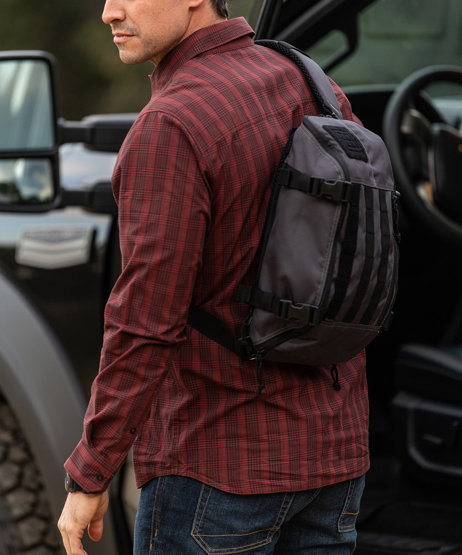 uomo con il suo sling pack coal e la camicia di 5.11 tactical