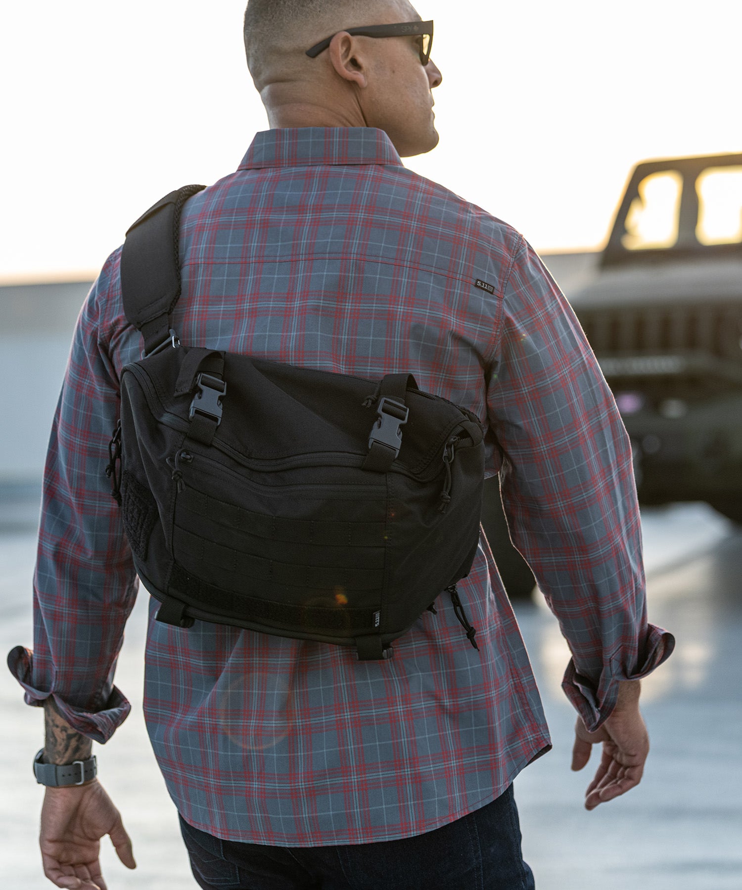 uomo con il suo sling pack nero di 5.11 tactical