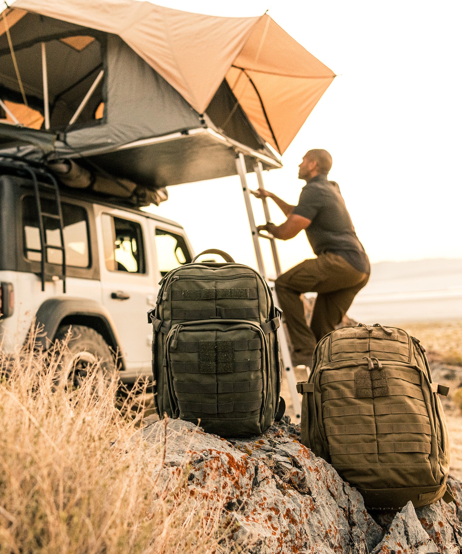 uomo fa campeggio con la tenda sulla macchina e gli zaini rush24 di 5.11 tactical