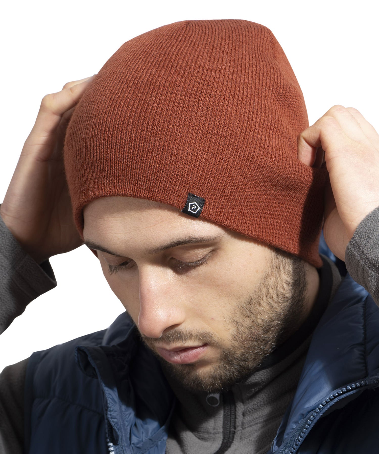 uomo indossa cappello di lana rosso pentagon
