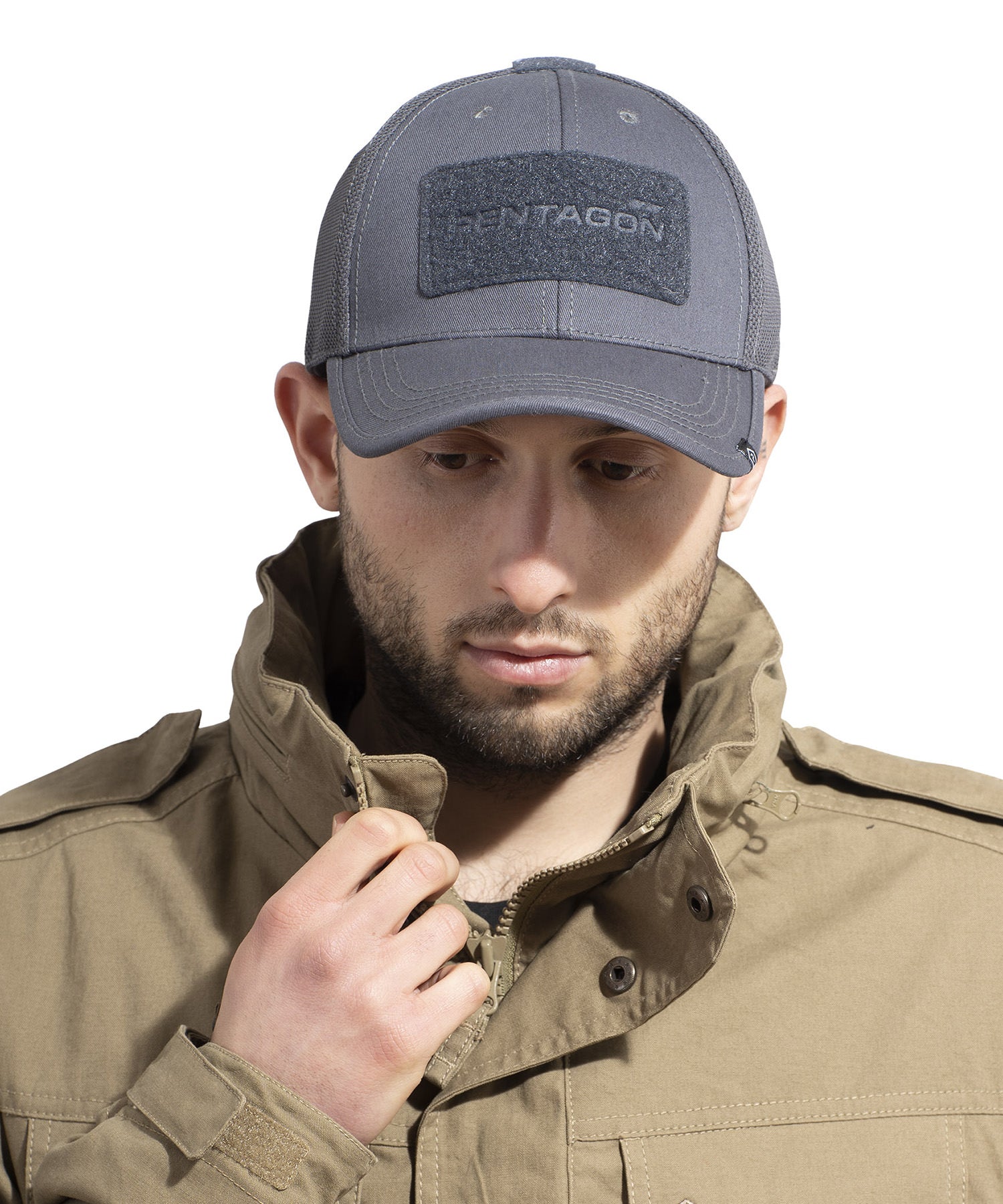uomo indossa cappello di pentagon