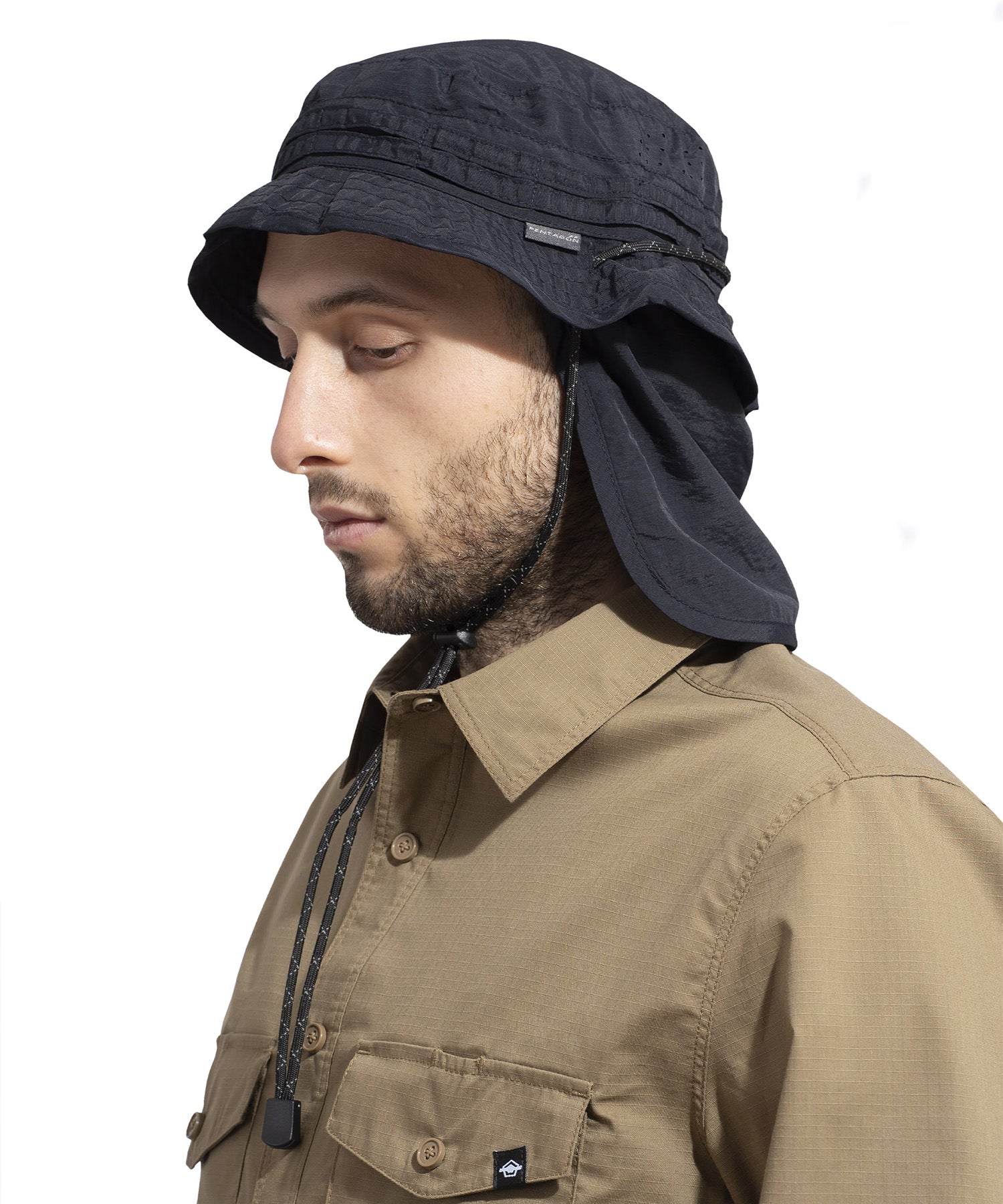 uomo indossa cappello jungle di pentagon con copertura per il collo