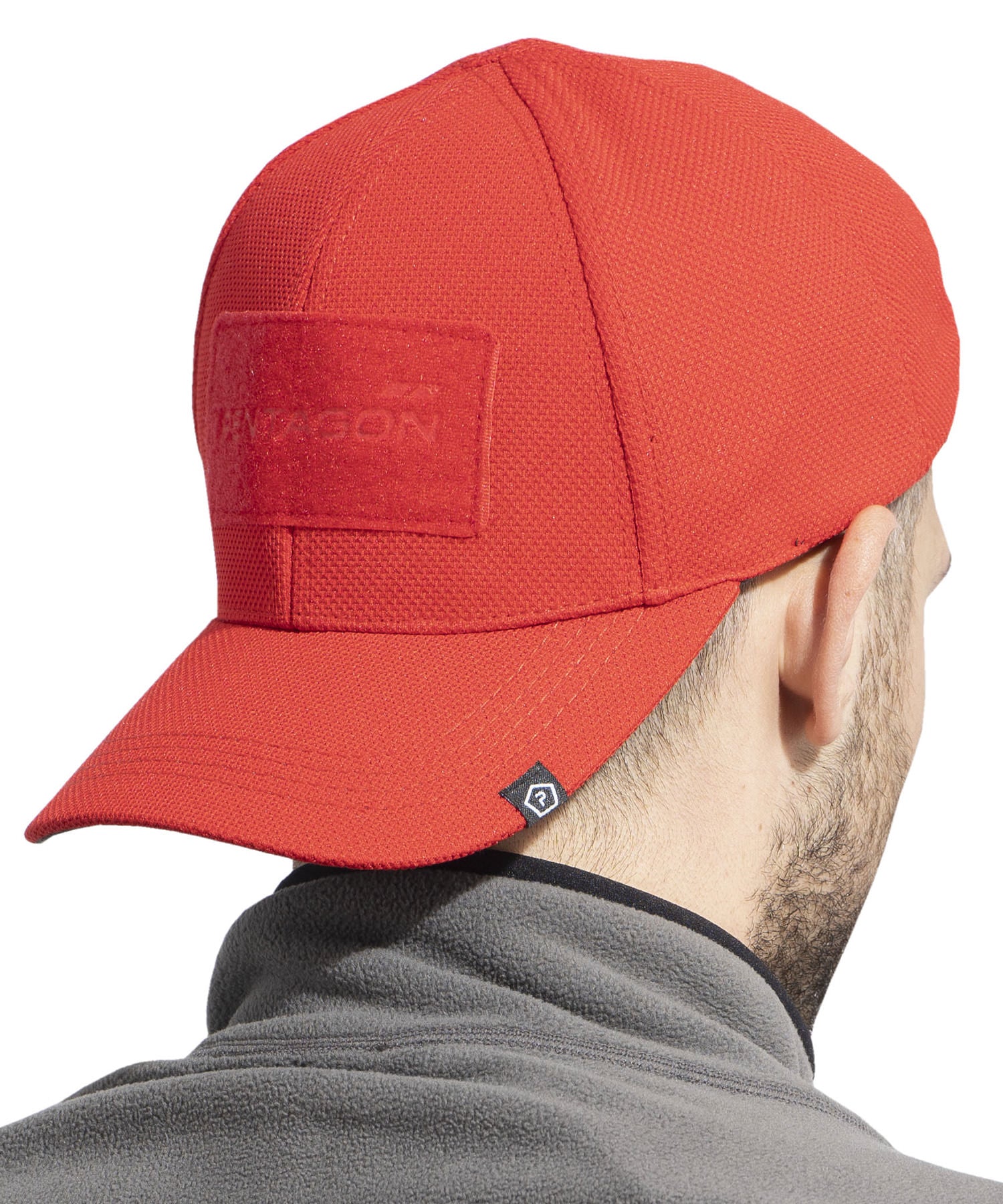 uomo indossa cappello rosso pentagon all'indietro