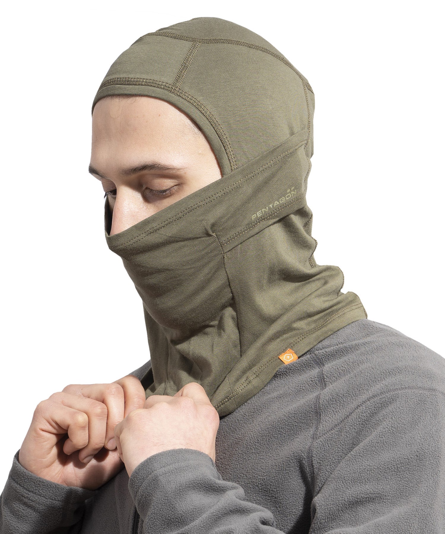 uomo indossa cappuccio pentagon