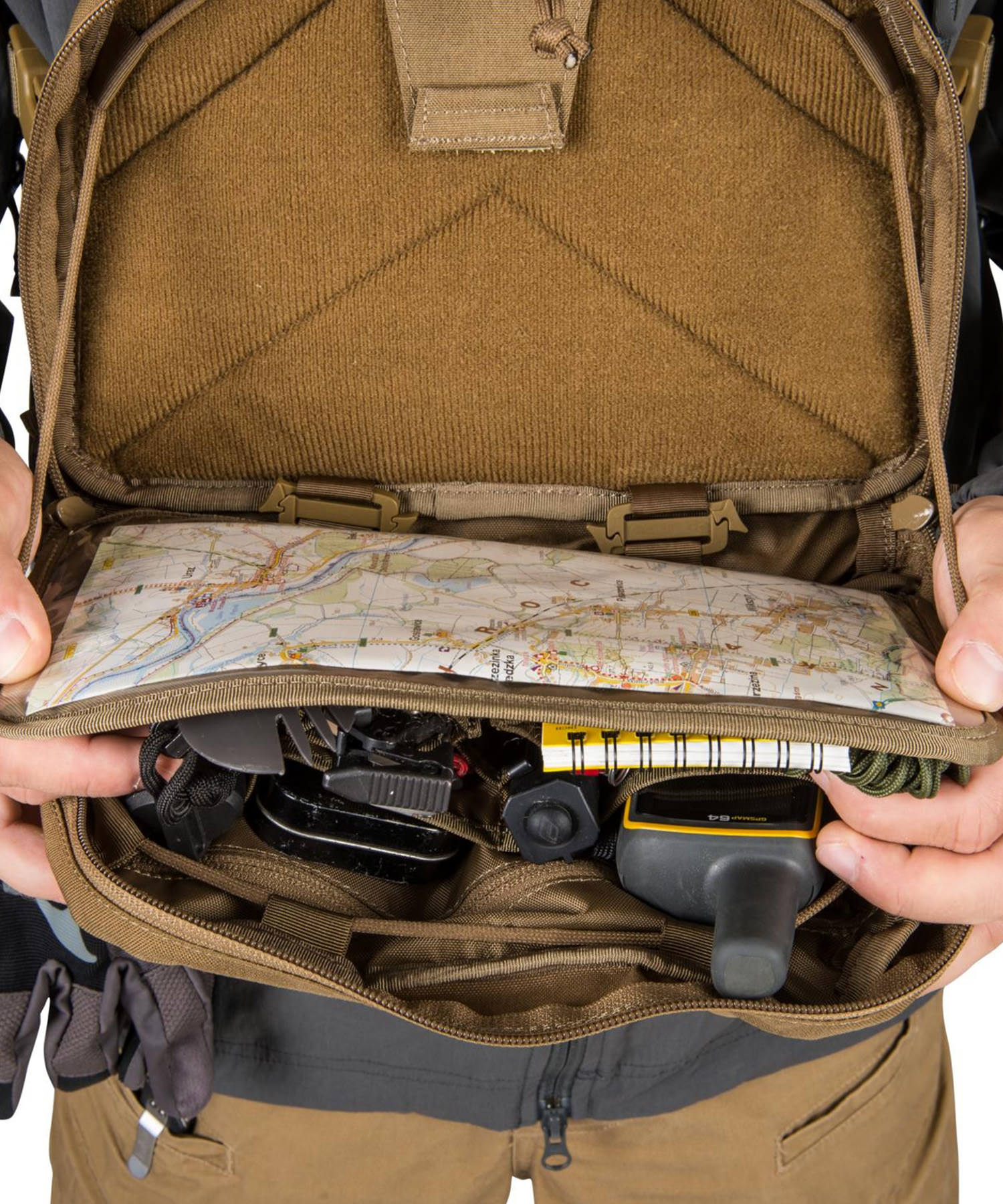 uomo indossa un chest pack numbat aperto con mappa