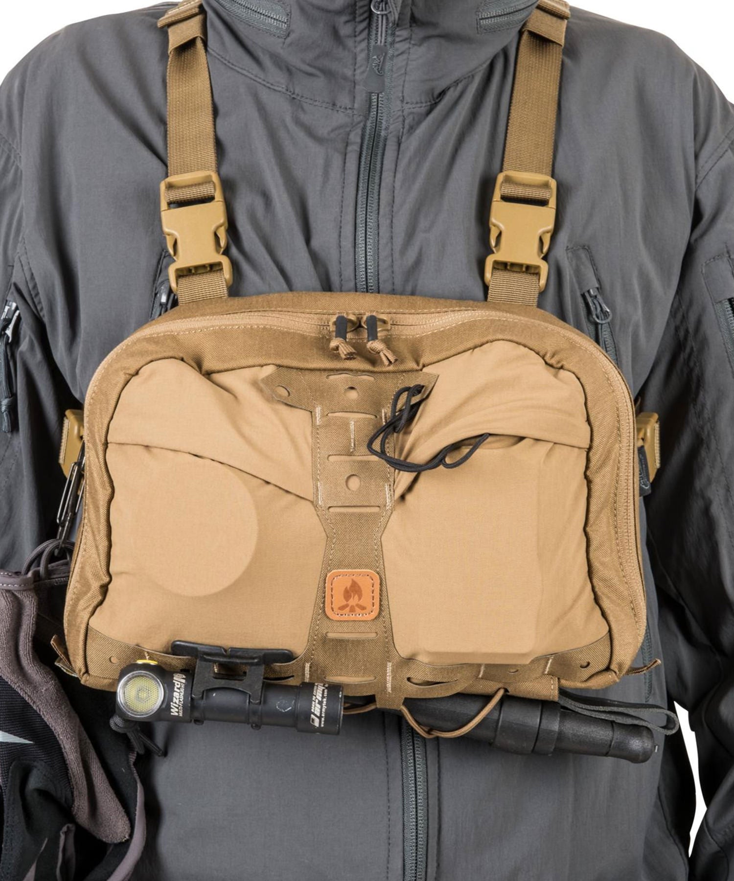 uomo indossa un chest pack numbat di helikon-tex con accessori