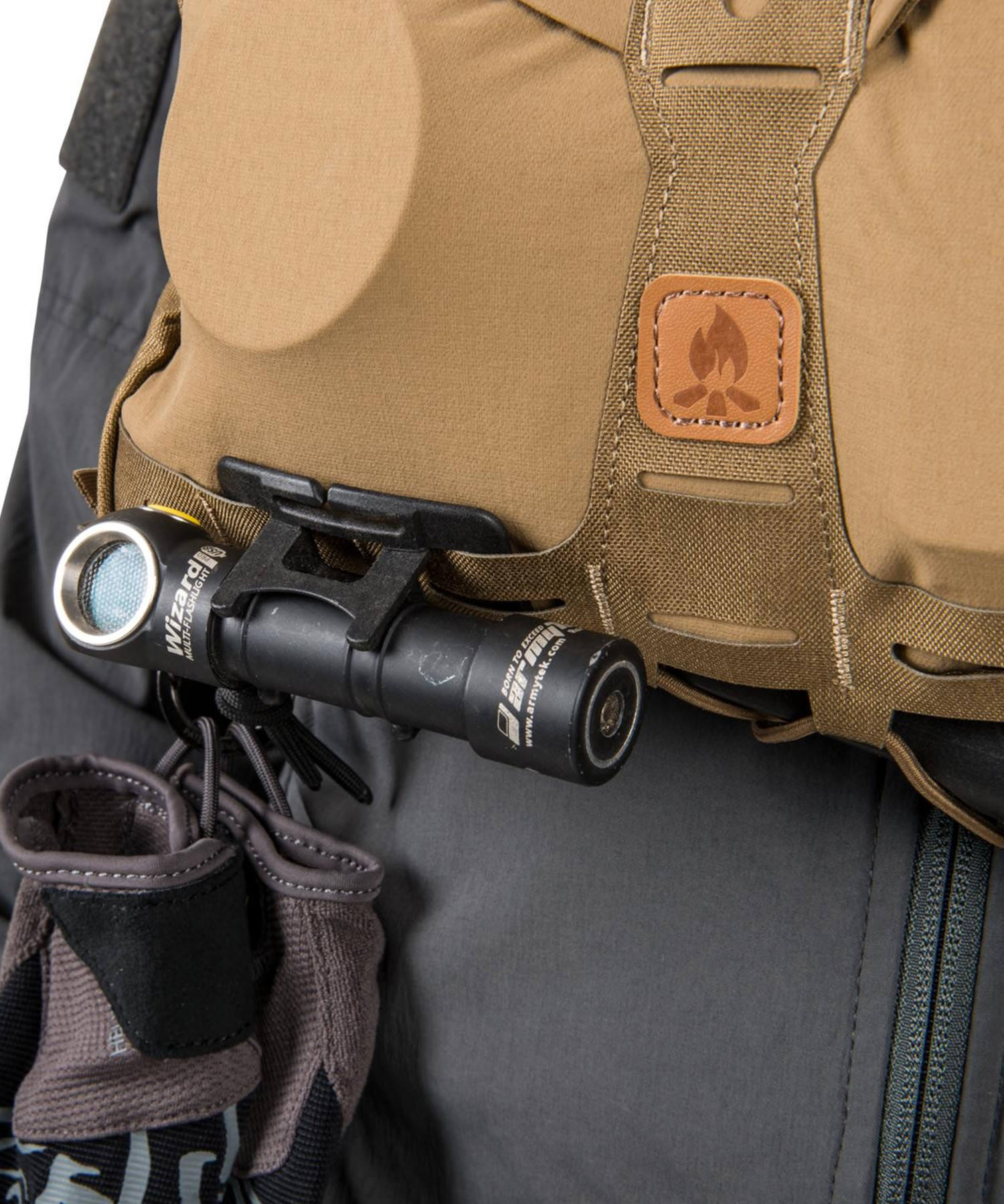 uomo indossa un chest pack numbat di helikon-tex con accessori e guanti