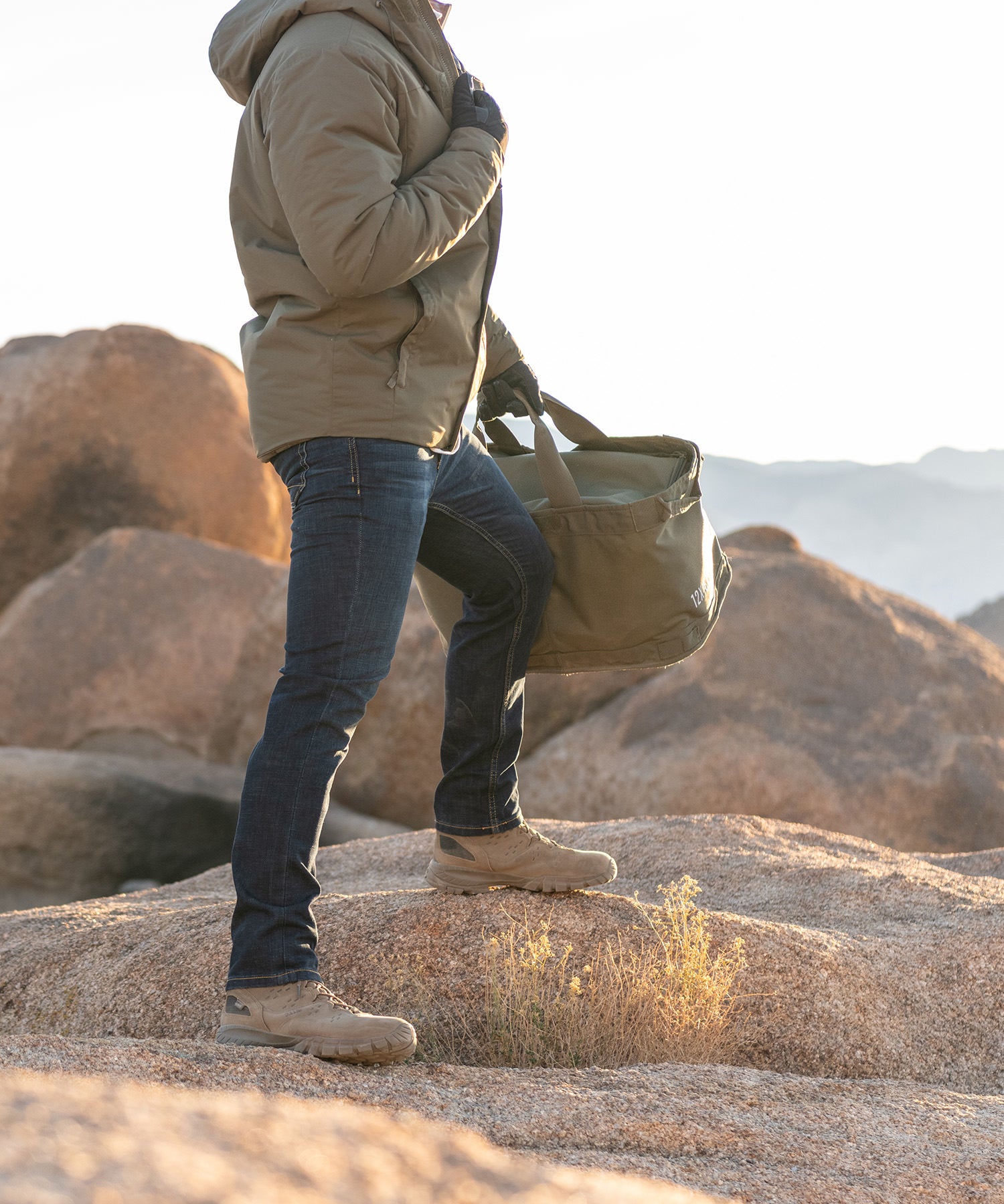 uomo porta equipaggiamento nella sua load ready utility lima di 5.11