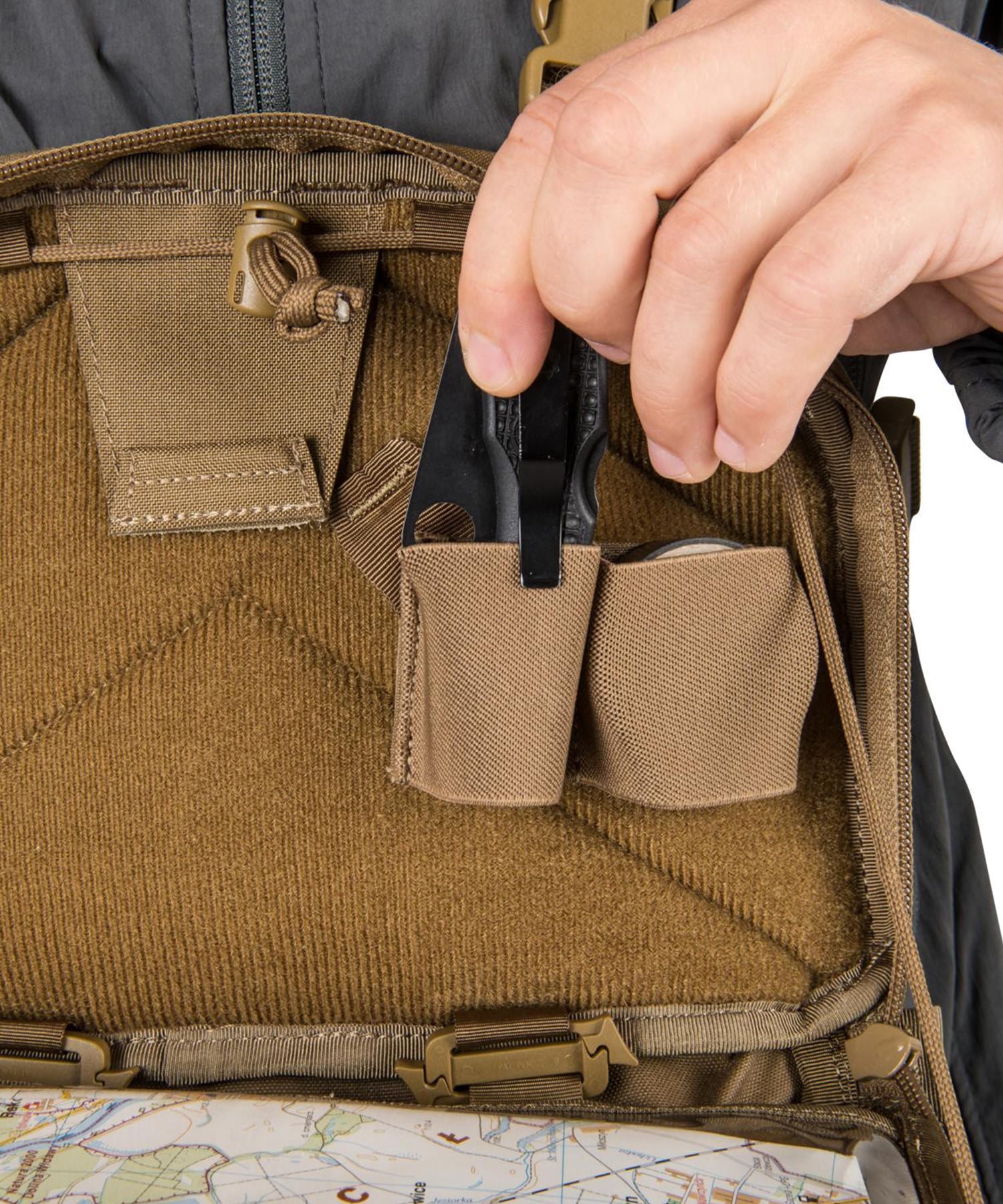 uomo sistema un coltello pieghevole nel chest pack numbat di helikon-tex con un elastico velcro