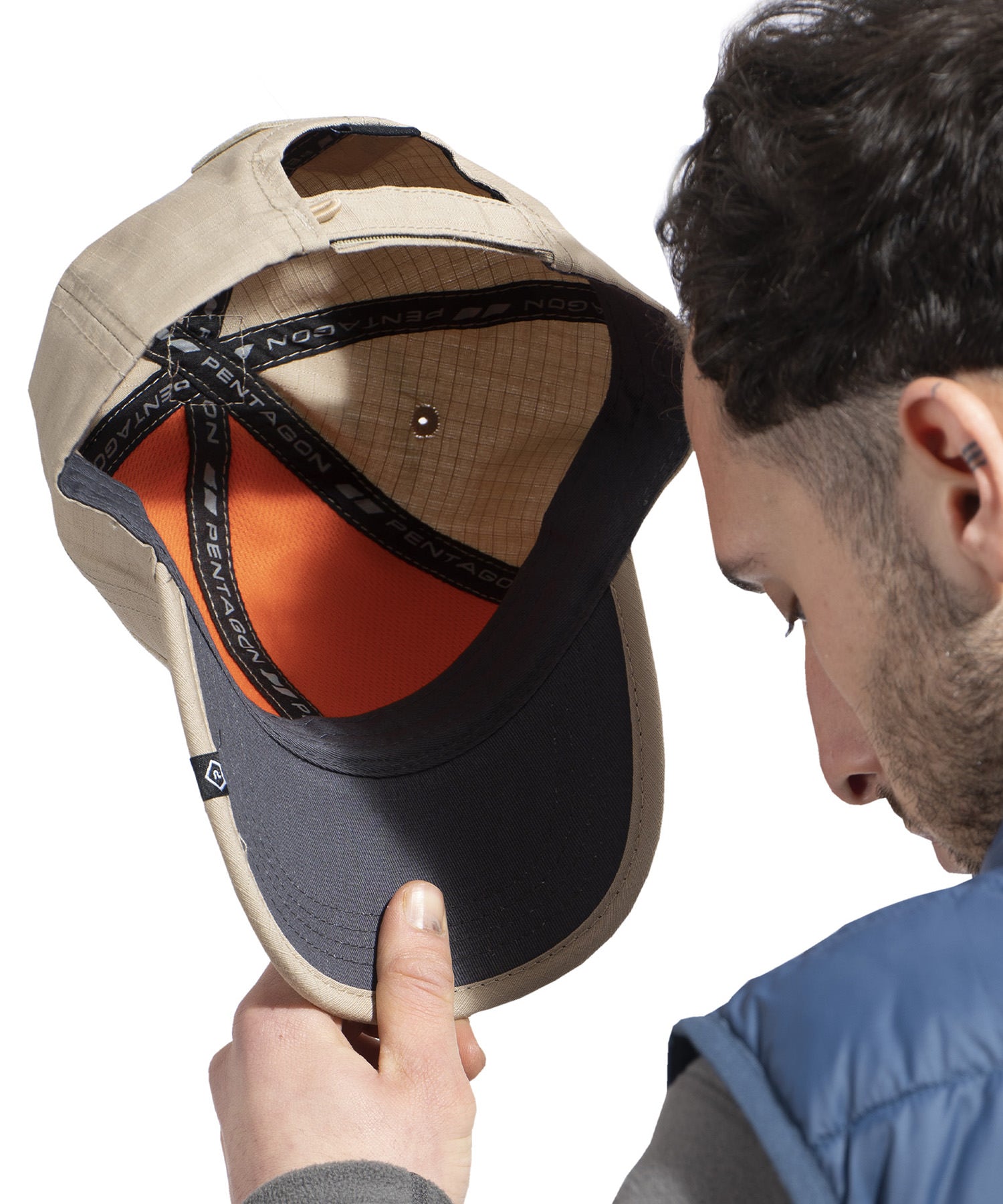 uomo toglie cappello con visiera di pentagon