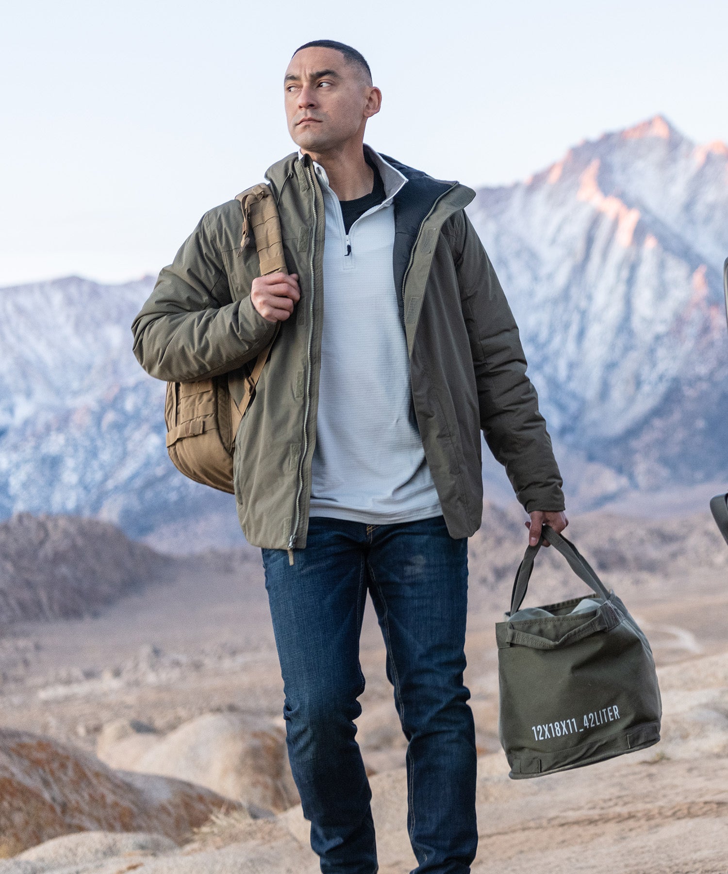 uomo trasporta equipaggiamento nella load ready utility mike di 5.11 e nel suo zaino rush durante un'avventura