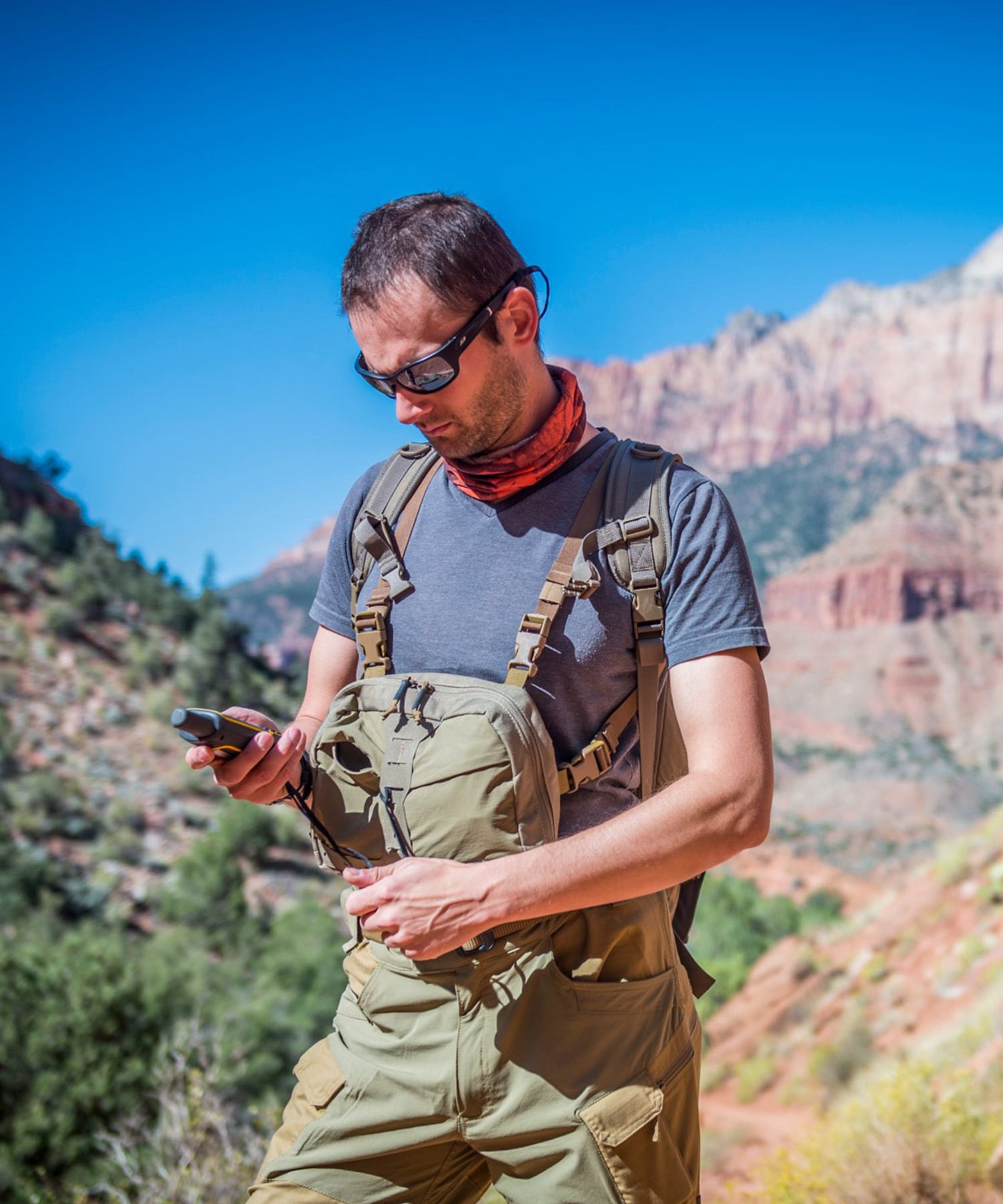 uomo usa il numbat di helikon tex durante un'escursione