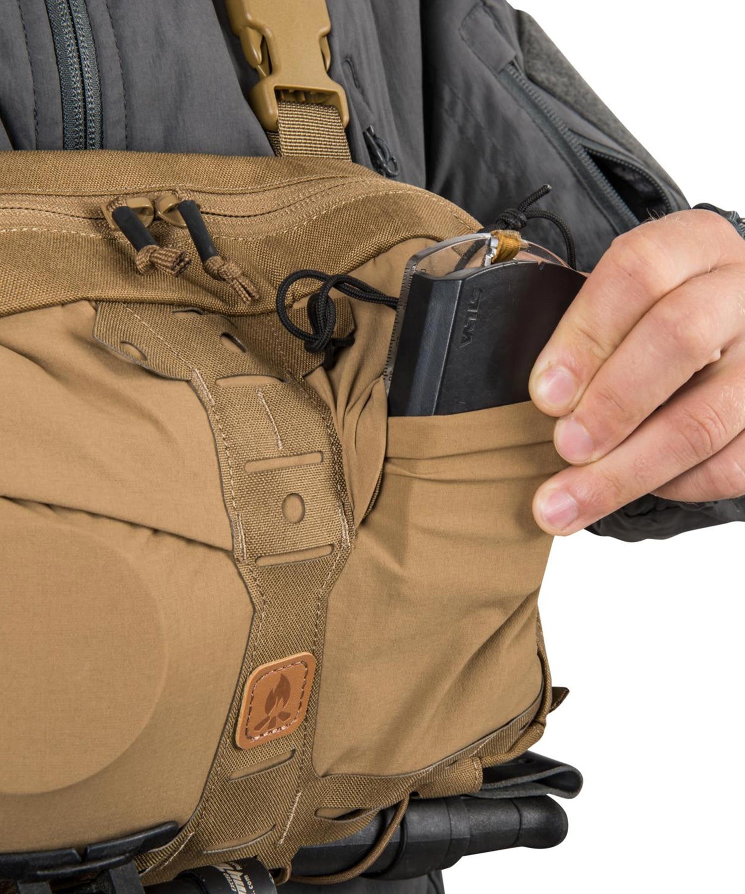 uomo usa un chest pack numbat di helikon-tex con bussola