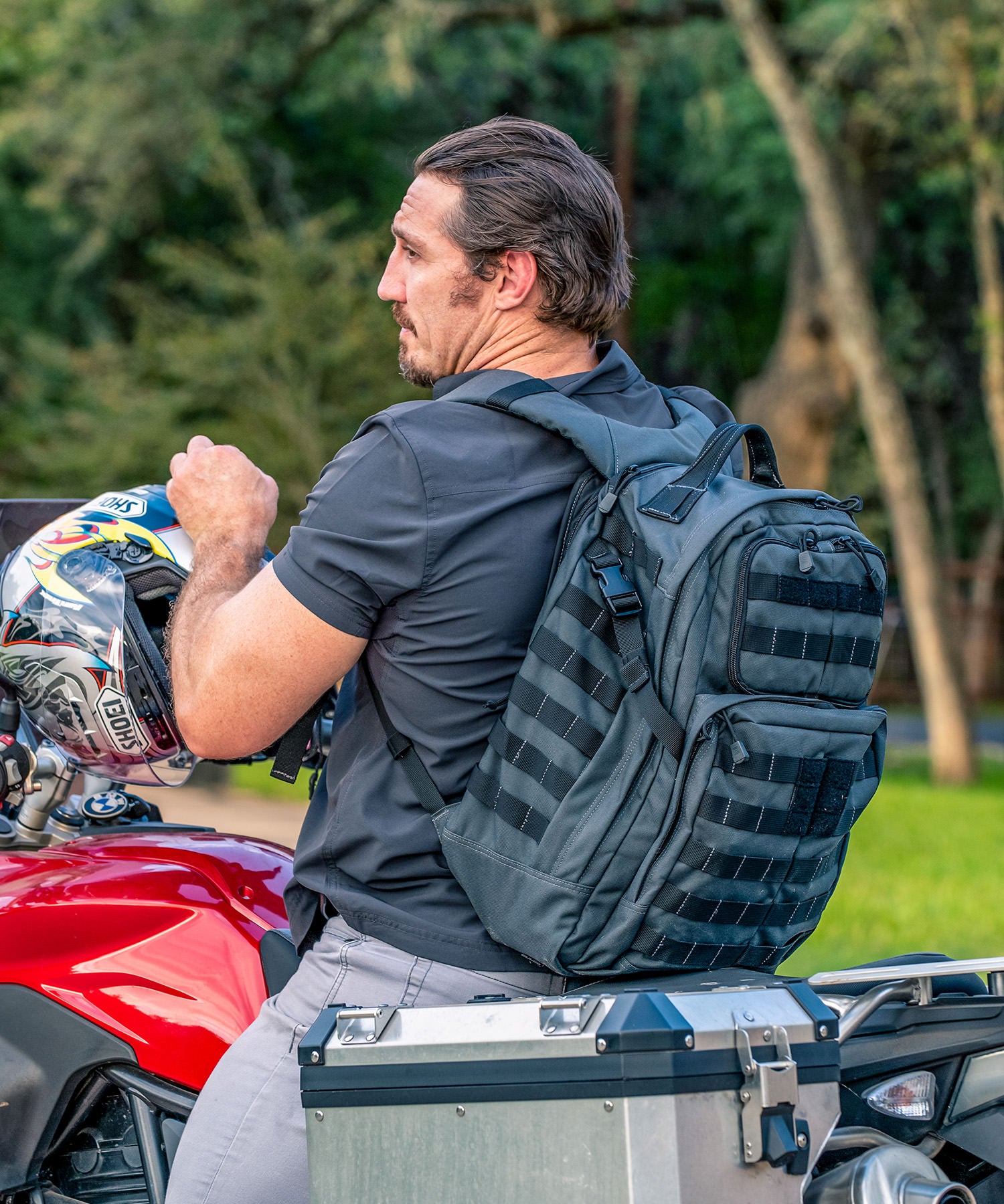 uomo va in moto con lo zaino rush24 double top di 5.11