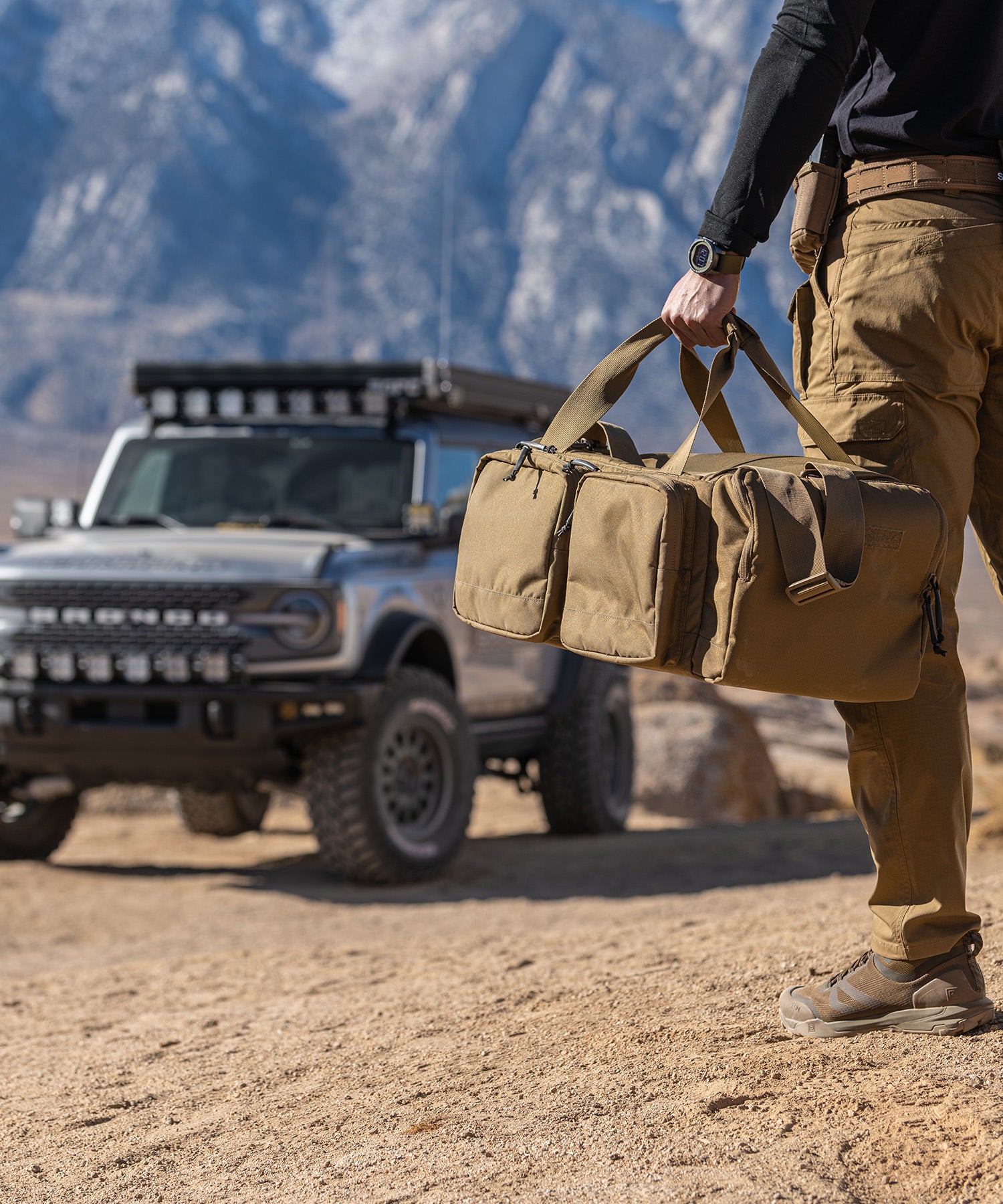 uomo va verso automobile con borsa range ready trainer bag