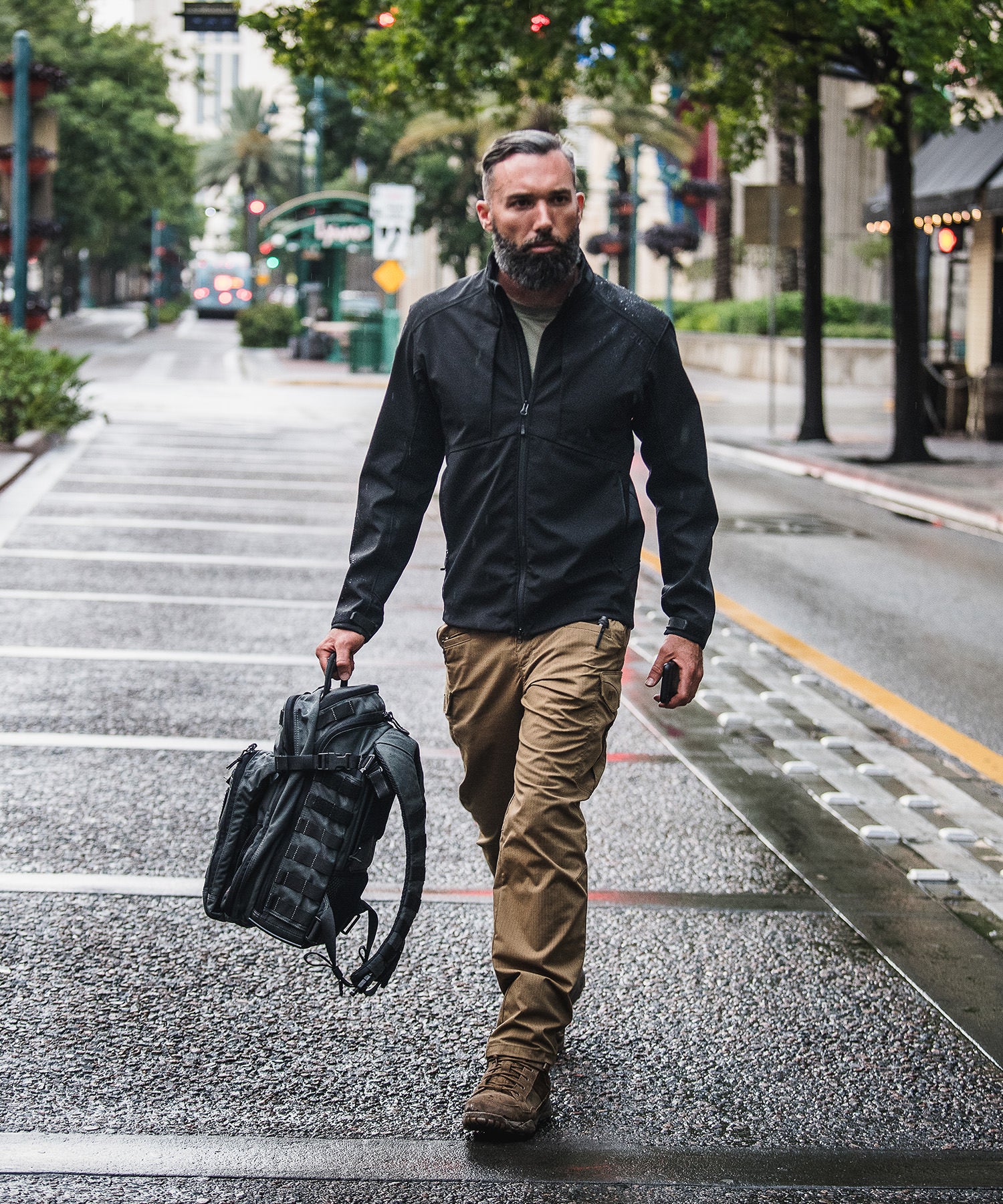 zaino all hazard prime di 5.11 tactical in città sotto la pioggia