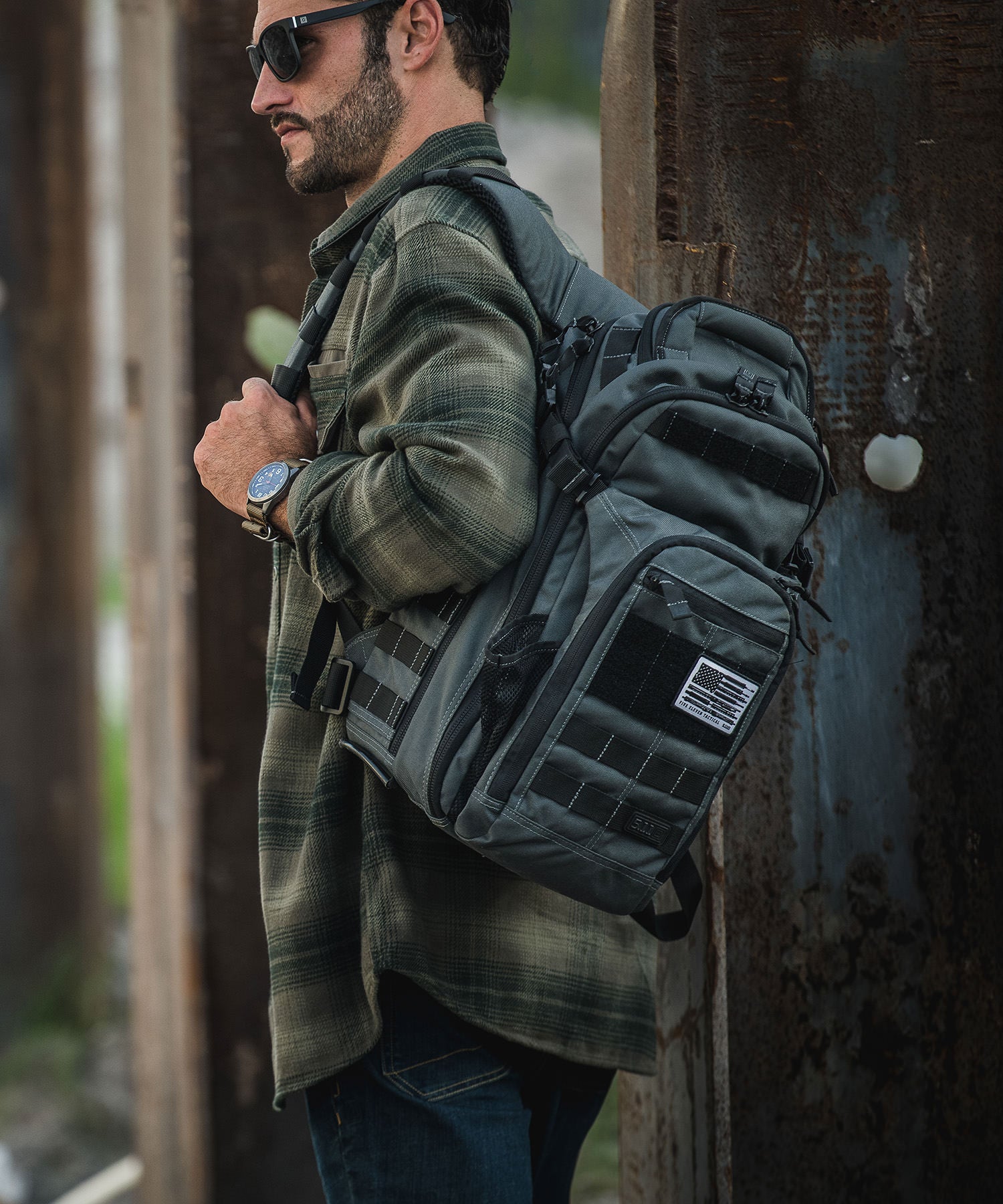 zaino all hazard prime di 5.11 tactical in un quartiere malfamato