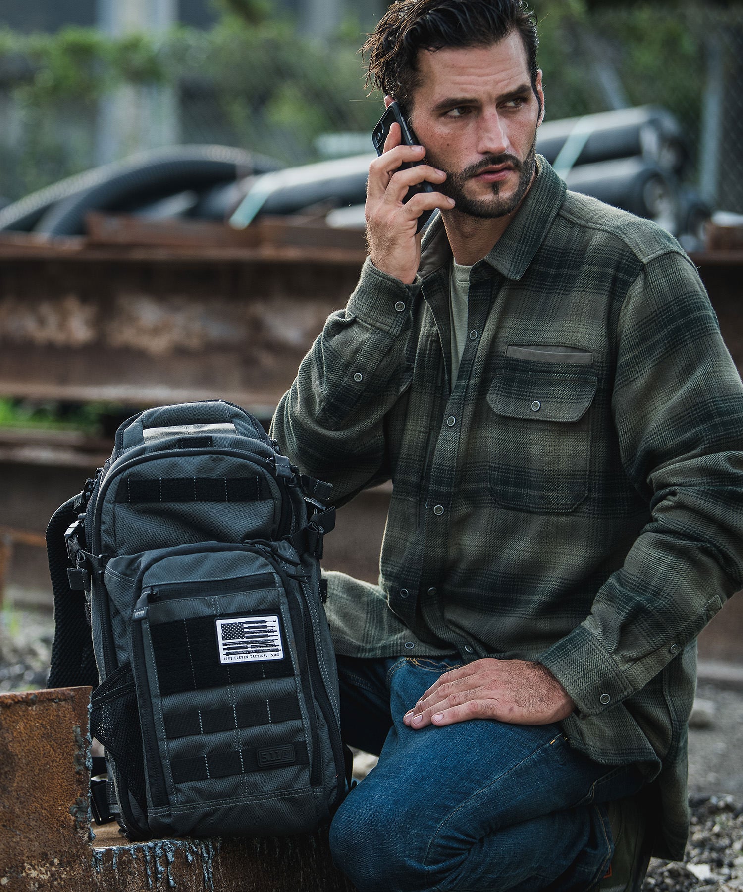 zaino all hazard prime di 5.11 tactical in un quartiere vecchio