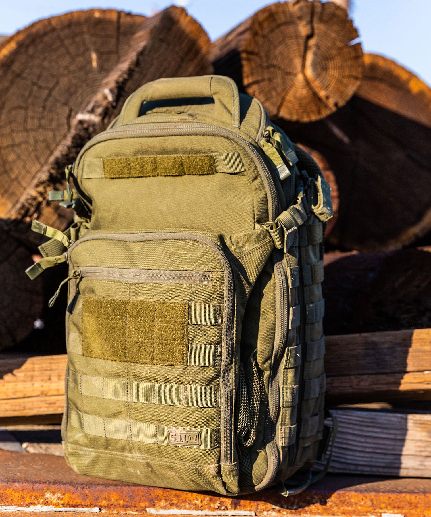 zaino all hazard su tronchi di legno