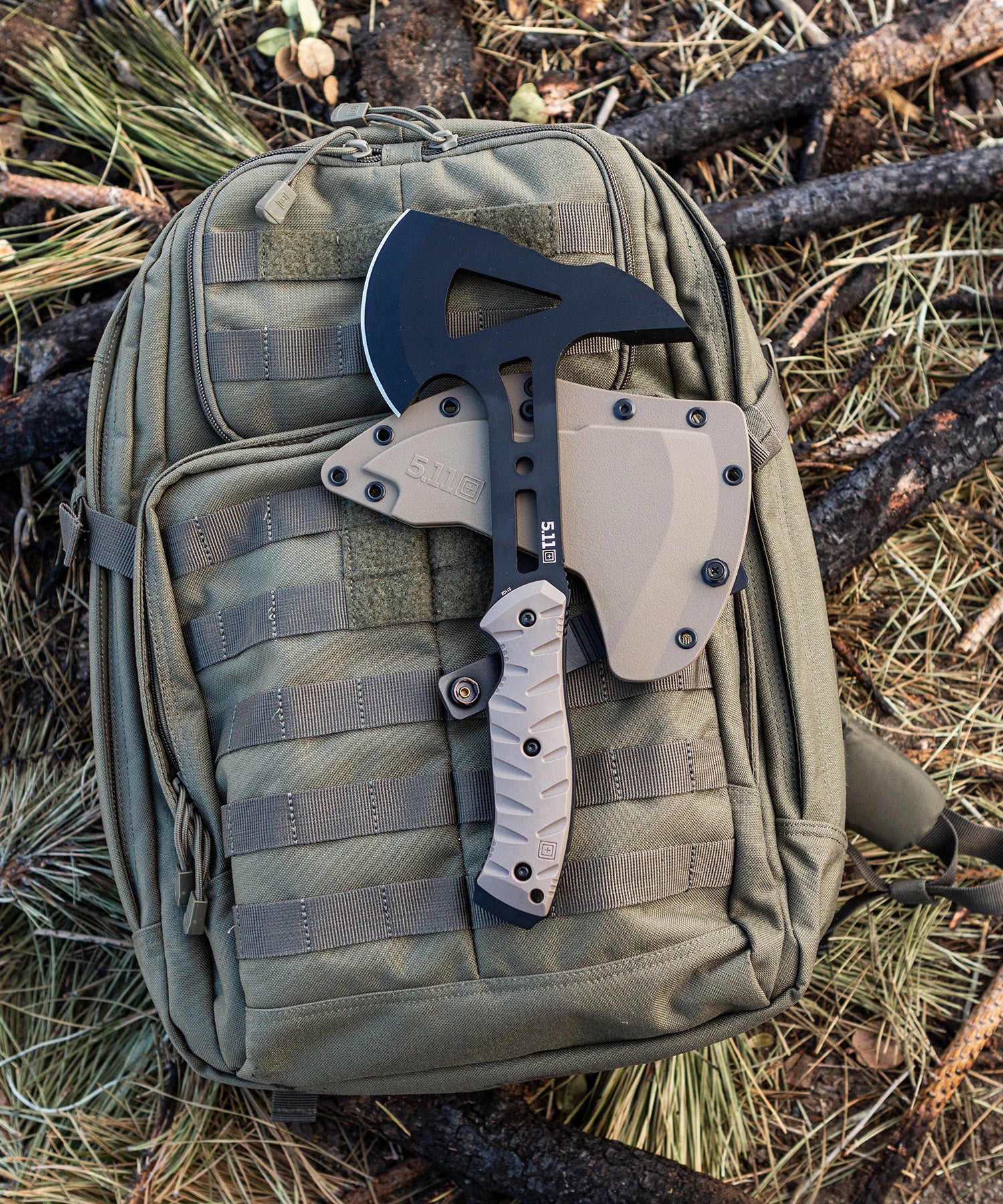 CFA PEACEMAKER di 5.11 poggiata su un tronco in outdoor