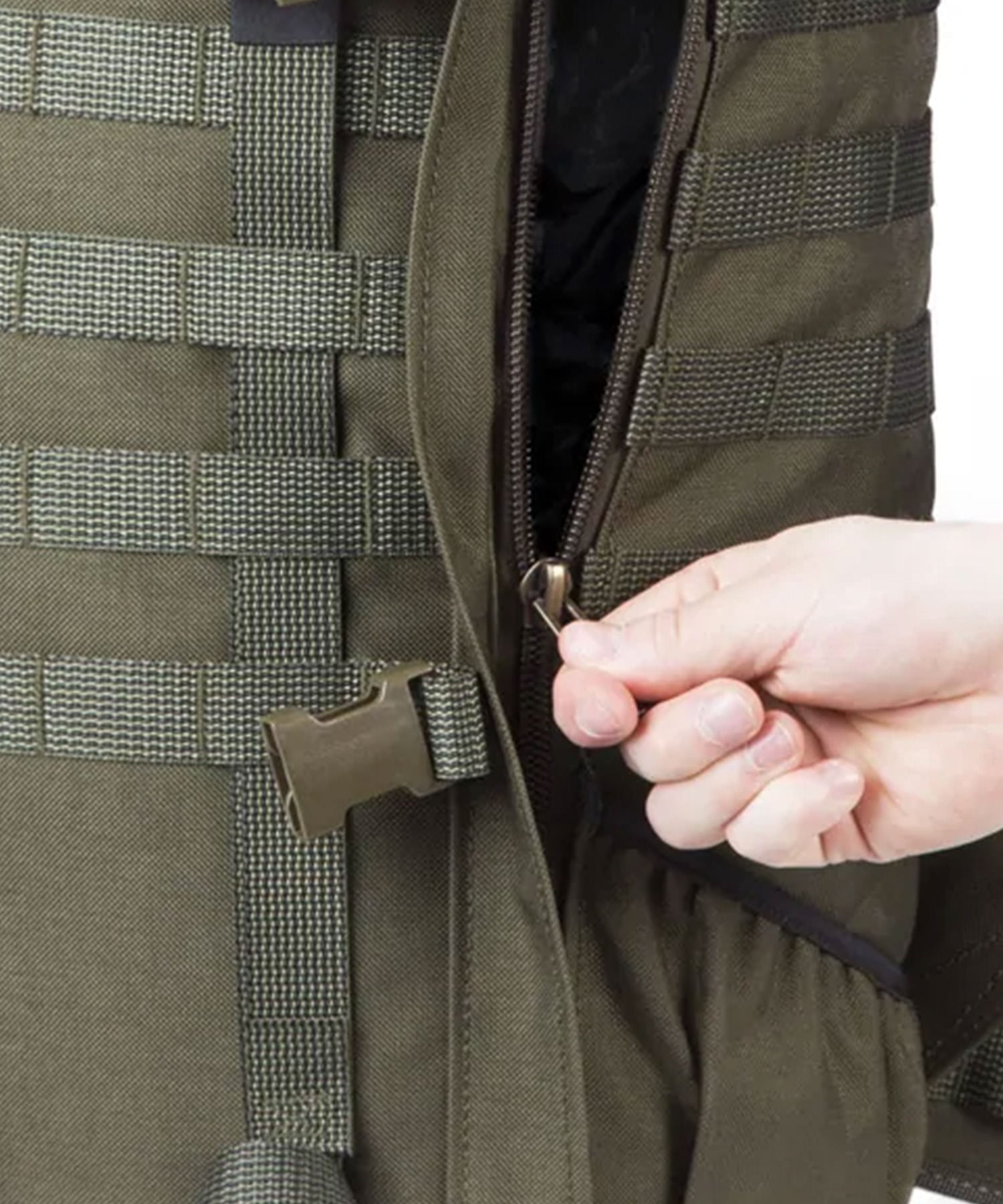 dettaglio della zip in metallo dello zaino Savotta