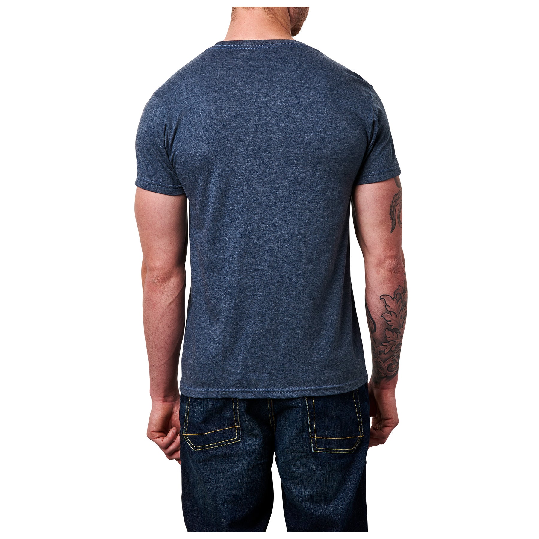 MODELLO INDOSSA LA T-SHIRT DI 5.11 TACTICAL OFFROAD DREAMIN - VISTA RETRO